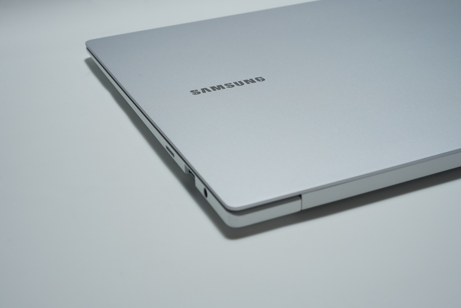 Samsung Galaxy Book2 Pro 15.6″ AMOLED Laptop i5-1240P 8GB 512GB Silver