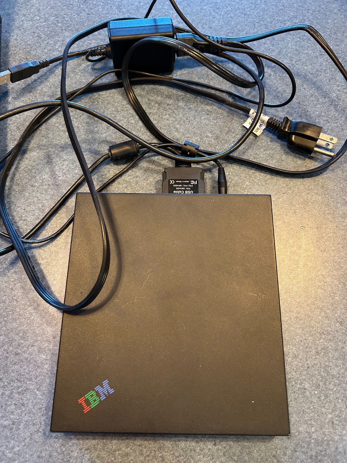 IBM Thinkpad X21 Type 2662 with Windows 2000 & DVD. Works but battery is dead.