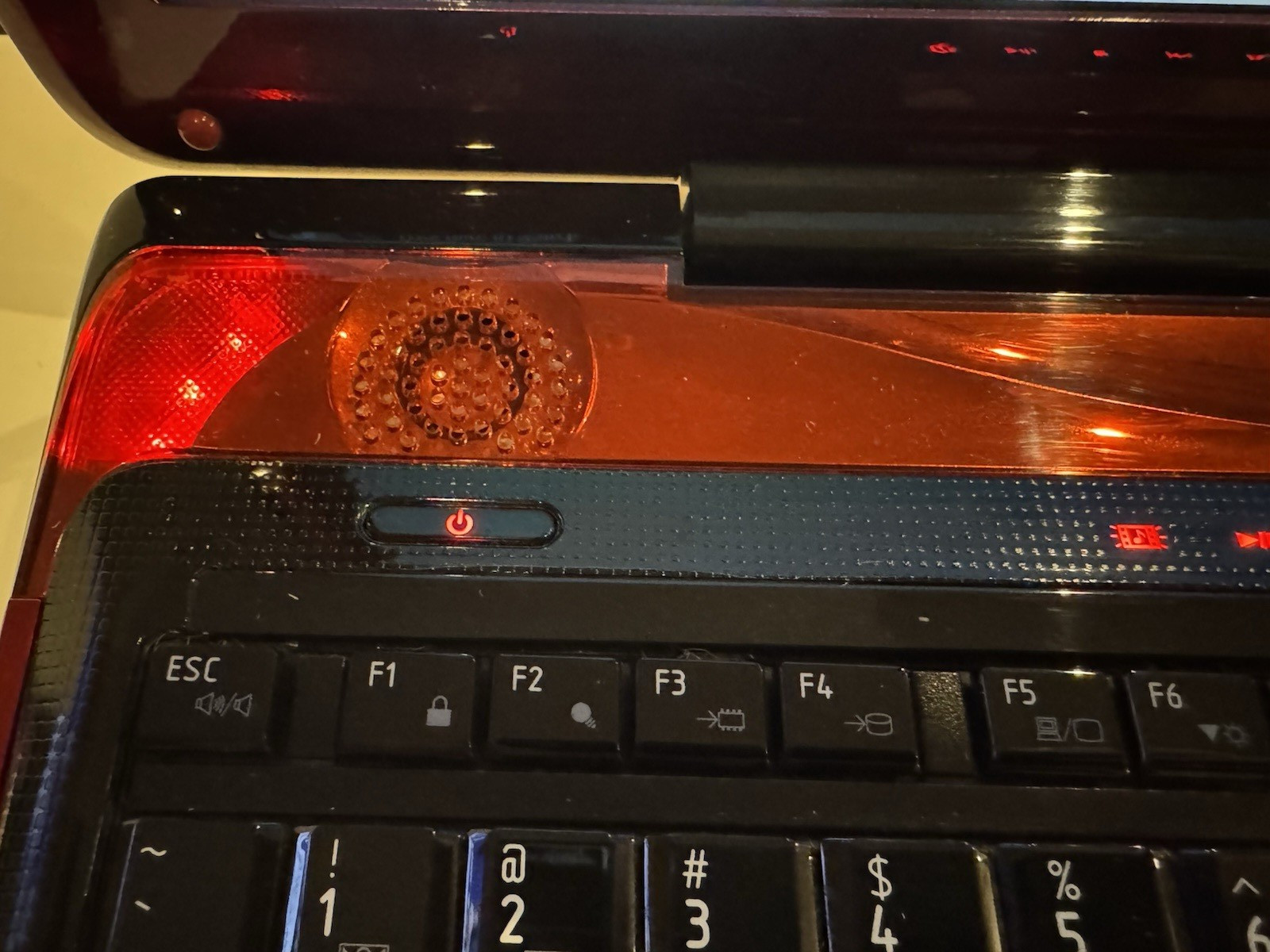 17.1″ TOSHIBA Qosmio X305-Q701 2GHz C2D 8GB 9700M GTS 128GB SSD Gaming Laptop