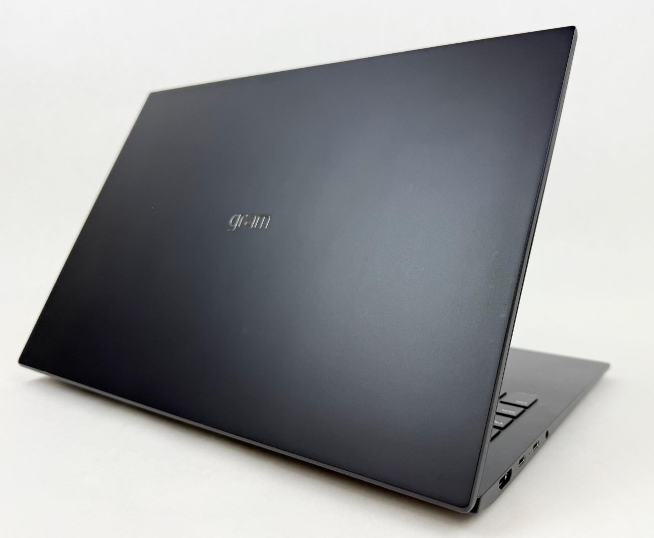 LG Gram 16Z90TL 16″ Touch Ultra 9 288V 32GB 2TB SSD W11H Thin Lightweight Laptop
