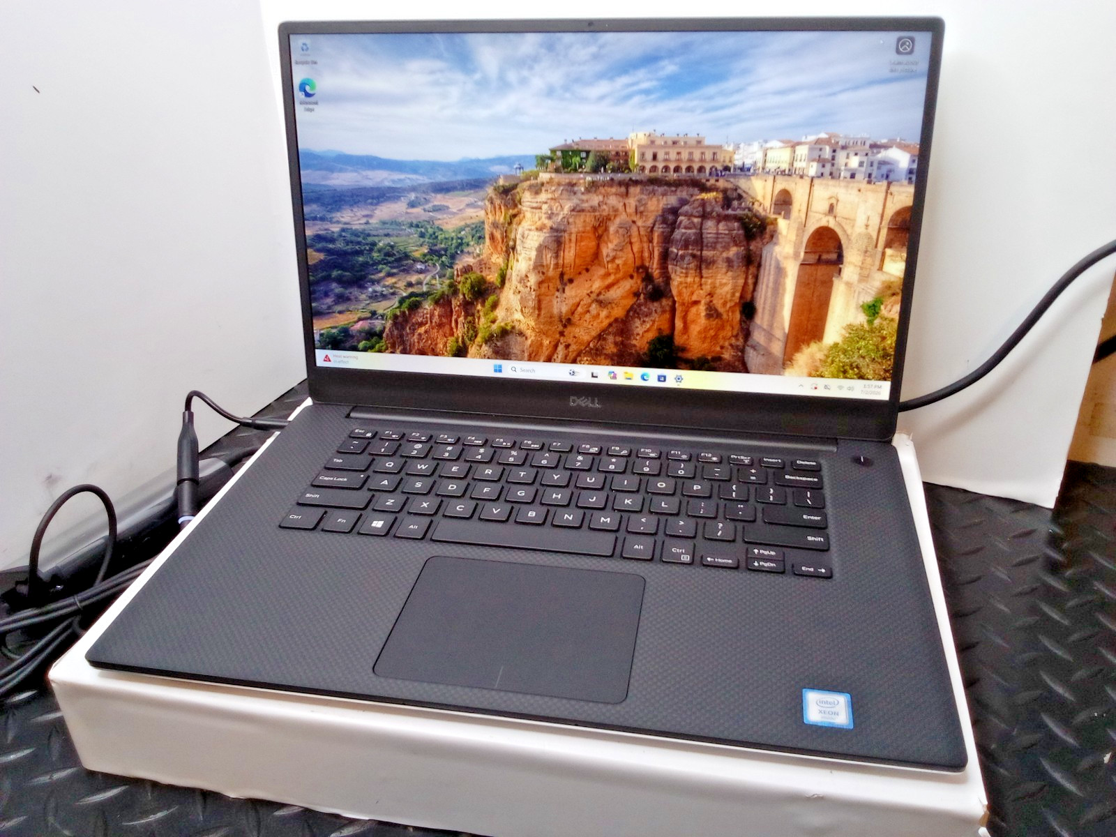 Dell Precision 5540 Intel XEON E-2276M 2.80GHz 16G Ram, 512 SSD Win 11. READ