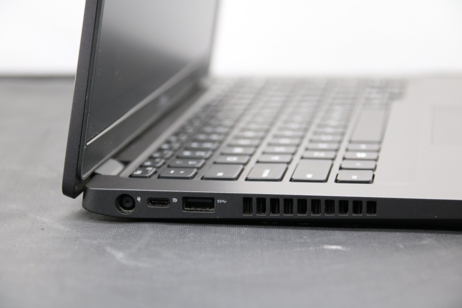 Dell Latitude 5400 – i5-8265U – 8GB, 128GB, Windows 11 Pro +Adapter