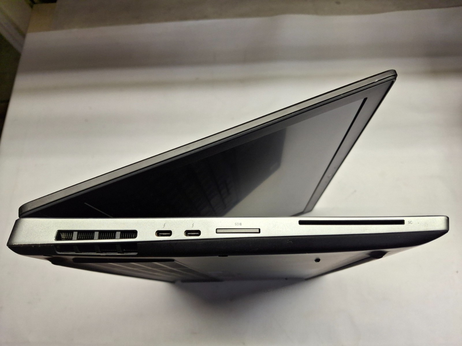 Dell Precision 7530 i7 8850H @ 2.60 GHz 512 GB 32 GB Webcam 15.6″ FHD Win 10 Pro