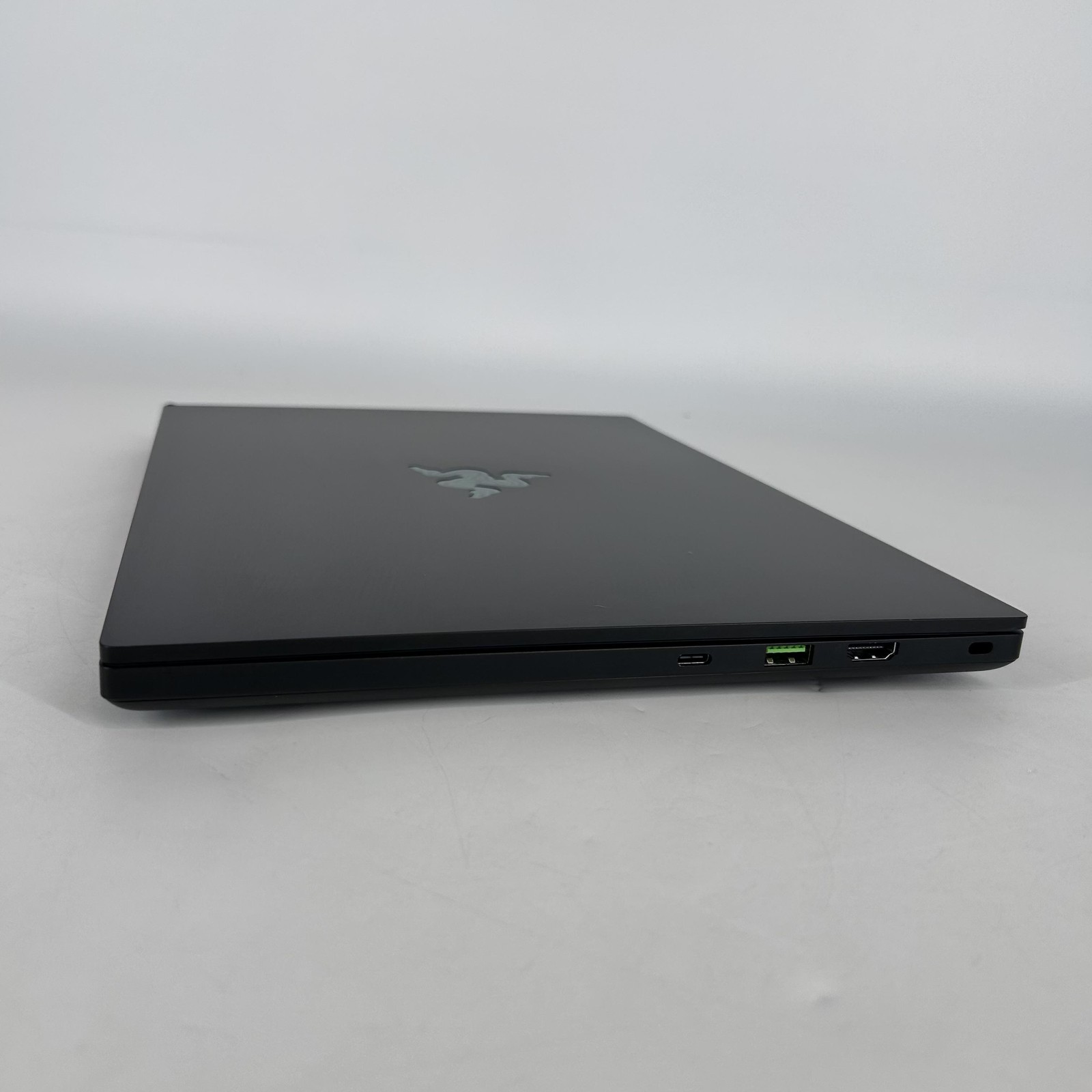 Razer Blade 14 240Hz QHD+ 4.0 GHz Ryzen 9 7940HS 16GB 1TB SSD RTX 4070 Good