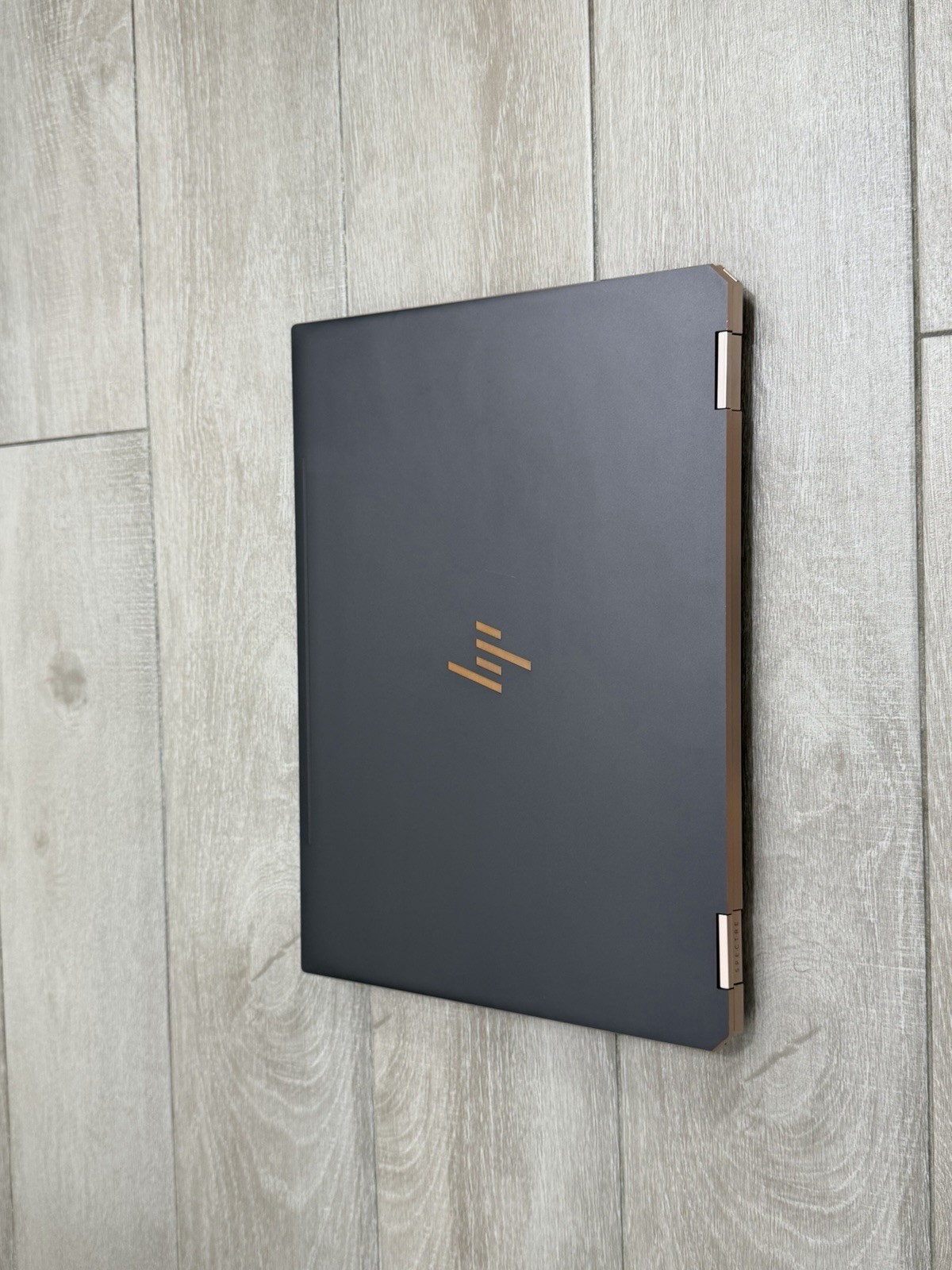 HP Spectre 15-DF1033DX 15.6″ 4K Touch Core i7-10510U GeForce MX250 8GB RAM 512GB