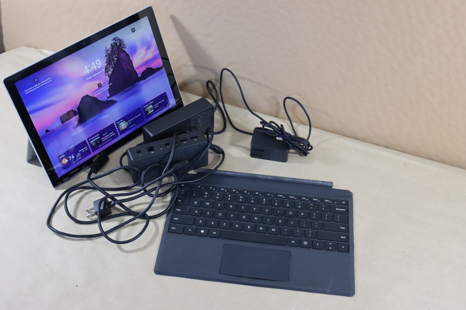 Microsoft Surface Pro 5 i5-7300U 8GB RAM 256GB Wi-Fi + LTE
