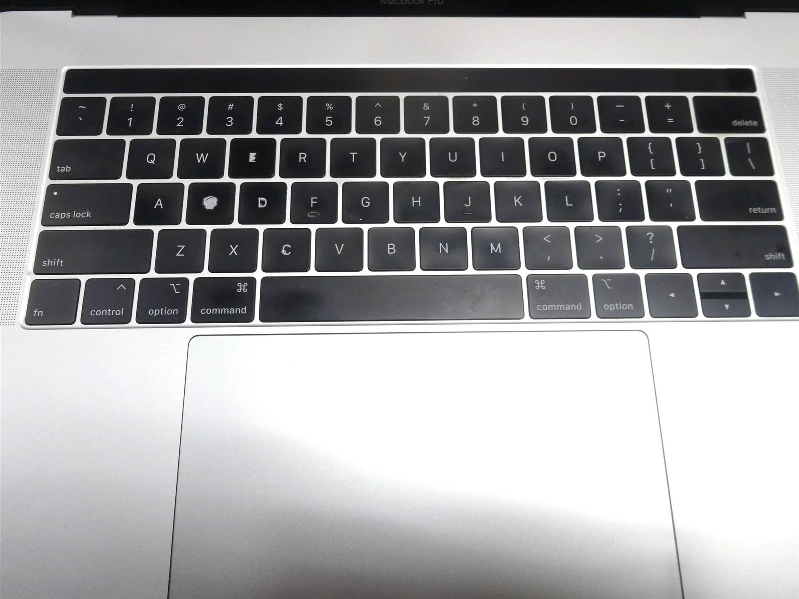 Apple MacBook Pro 2018 A1990 15.4″ Retina i7-8750H 2.2GHz 16GB 256GB Laptop