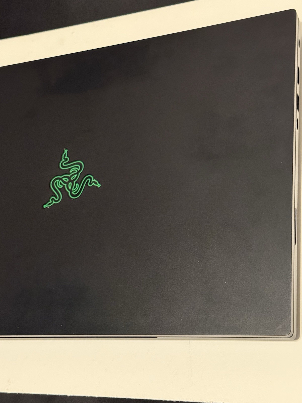 Razer Blade 16 OLED i9-14900HX, 32GB/2TB, RTX 4080, QHD+ 240Hz Gaming Laptop