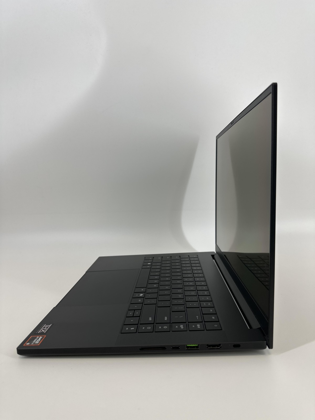 Razer Blade 16 240Hz QHD+ 2.0 GHz Ryzen AI 9 365 32GB 1TB SSD NVIDIA RTX 5070