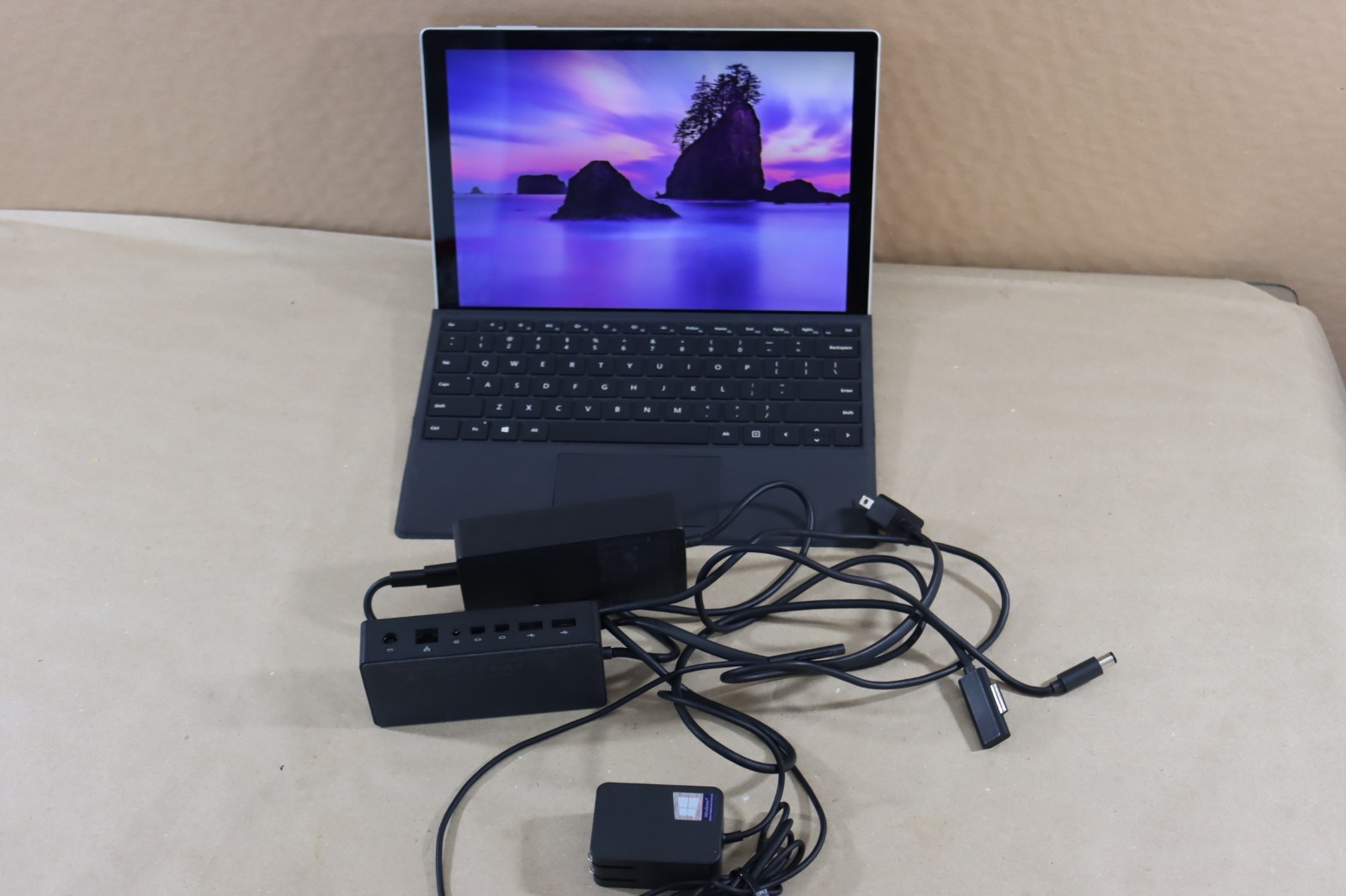 Microsoft Surface Pro 5 i5-7300U 8GB RAM 256GB Wi-Fi + LTE