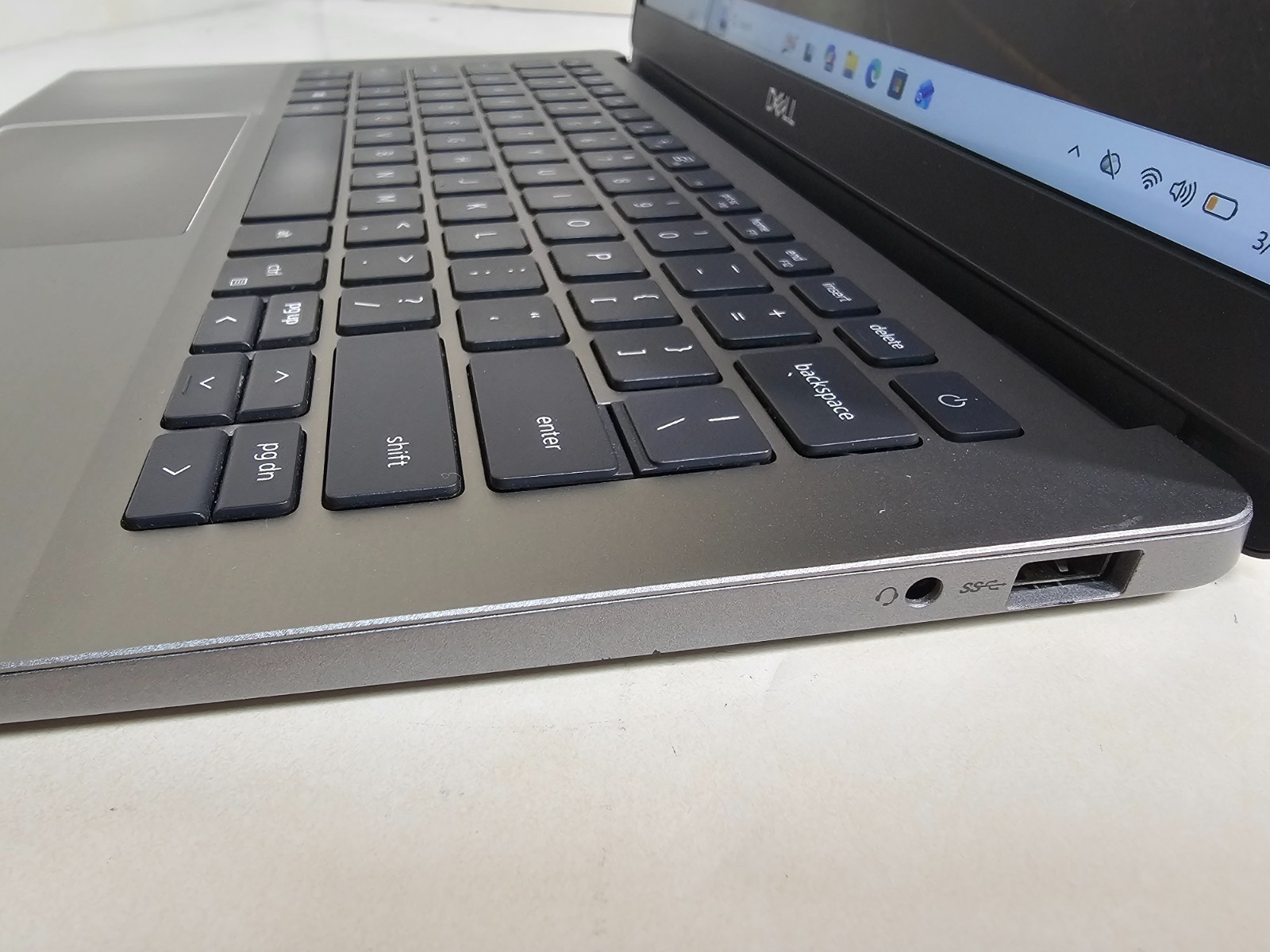 Dell Latitude 3301 Laptop – 1.8 GHz i7-8565U 8GB 256GB SSD Wi-Fi Cam 13.3″ – SP4