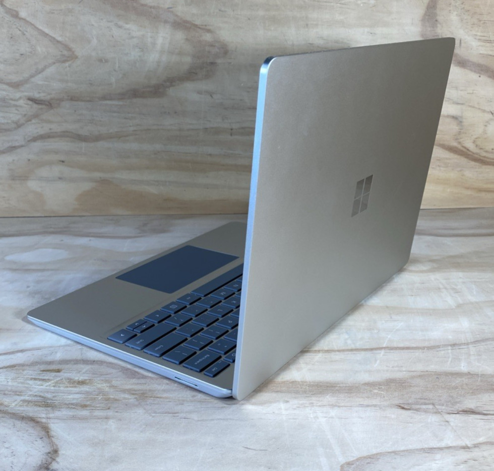 Microsoft Surface Laptop Go 1943 12.4″ i5-1035G1 1.0GHz 4GB RAM 64GB SSD/bat87%
