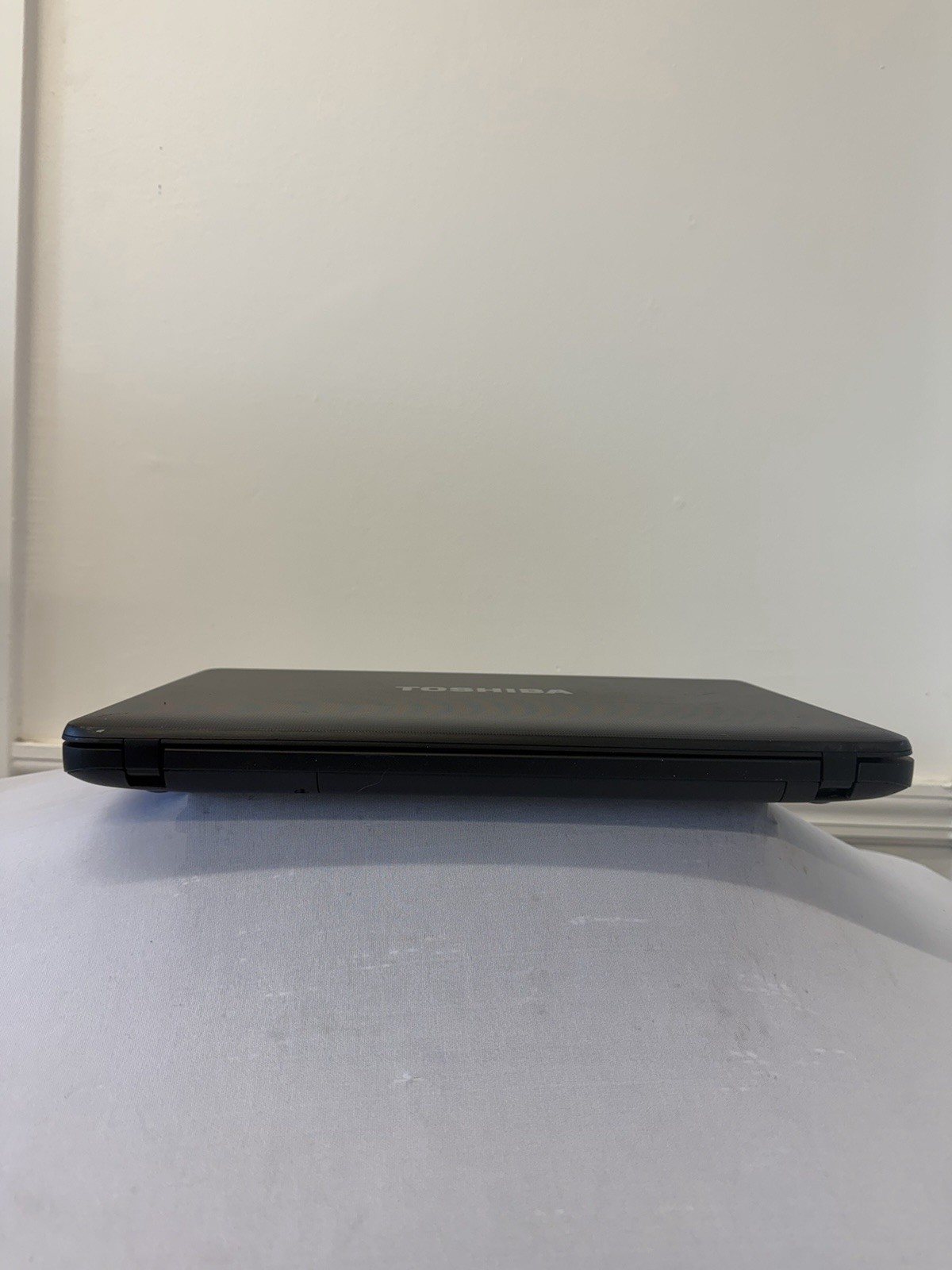Toshiba Satellite Laptop – Good Screen – AMD E-300 – Read Des