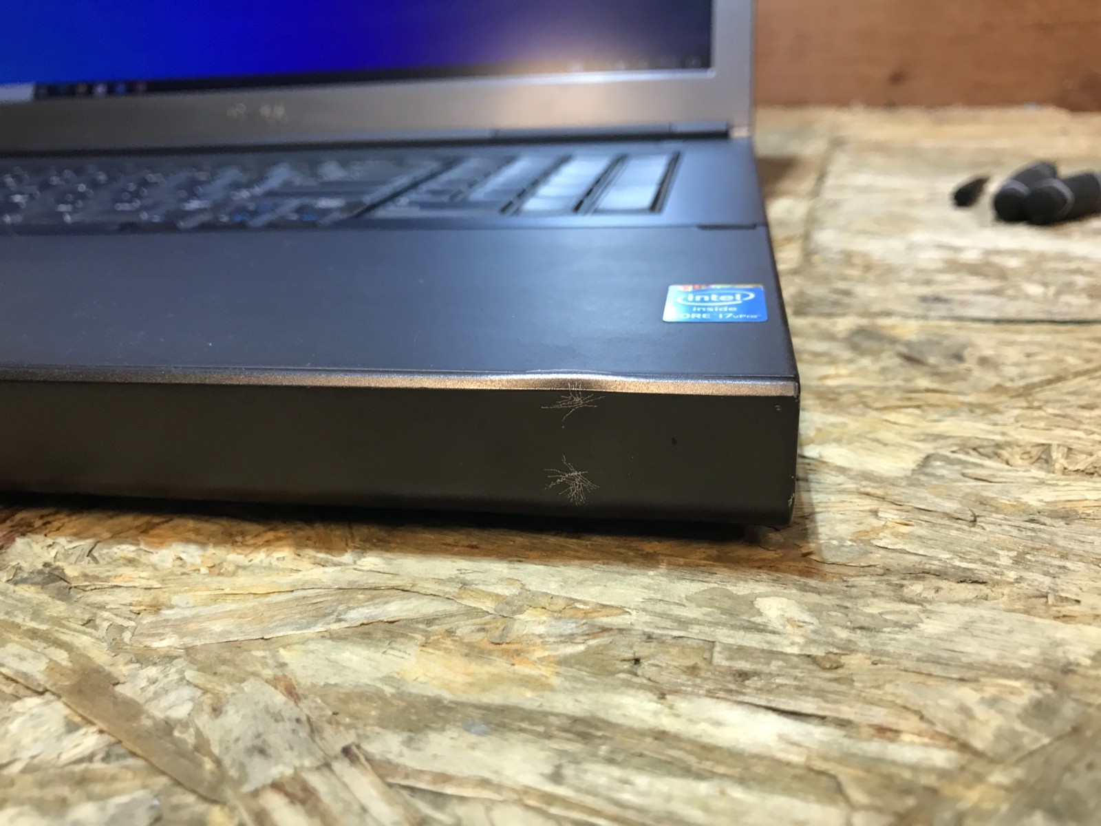 Dell Precision M6800 Core i7-4800Q 2.7 Ghz 8GB Ram 500GB 17″ Win 10 small dent