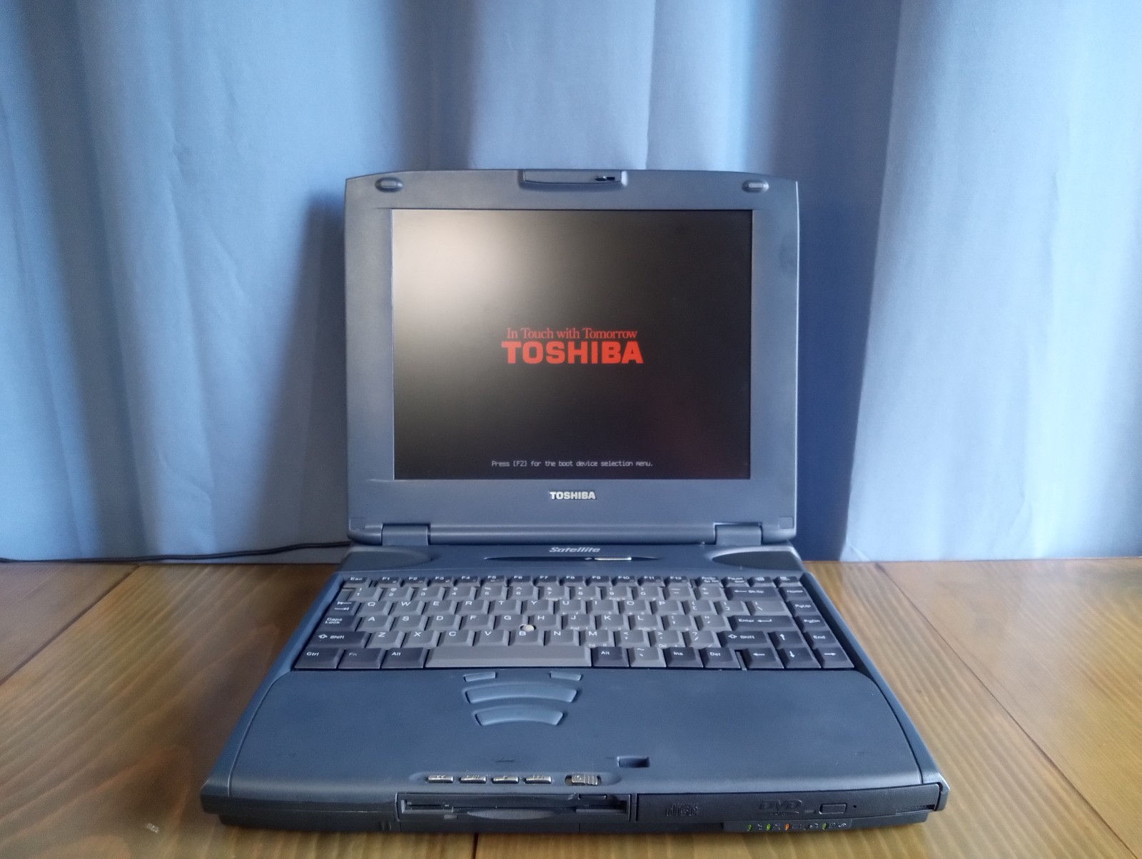 Vintage 1998 Toshiba Satellite P5275U-4K9J0 Laptop TESTED BOOTS WIN 98