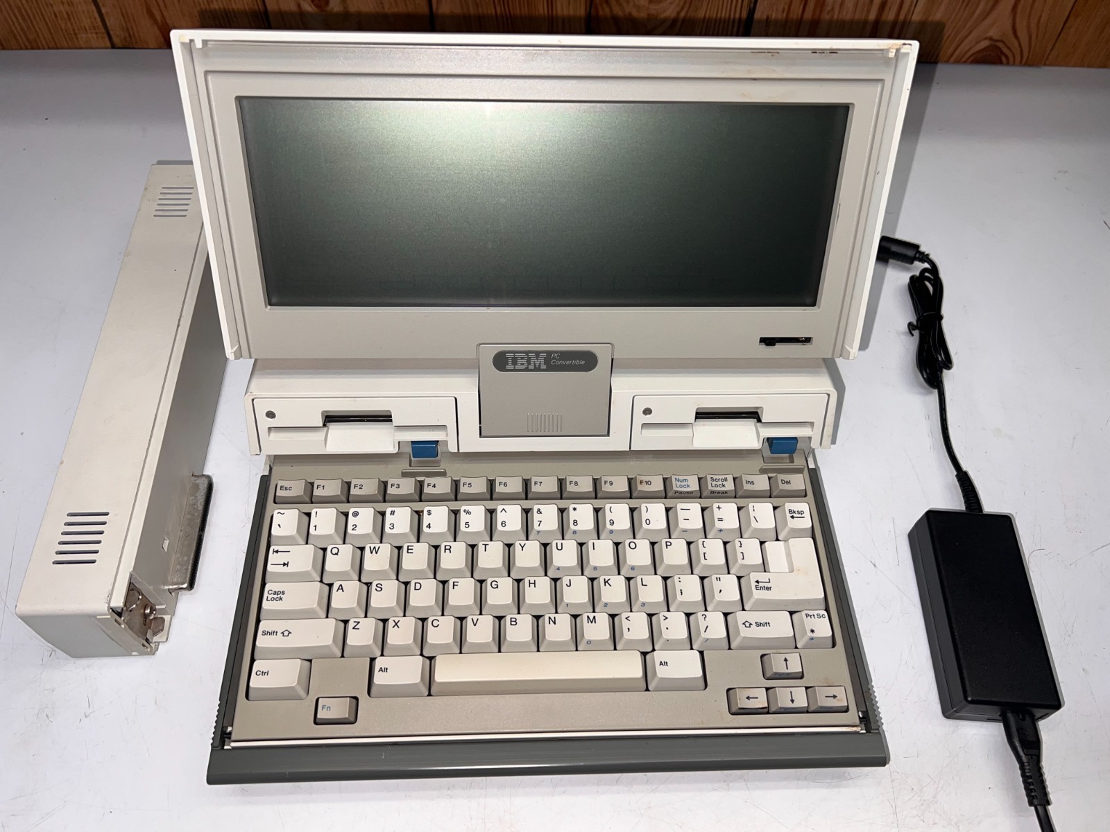 1986 IBM 5140 PC Convertible Portable Laptop with Power Supply