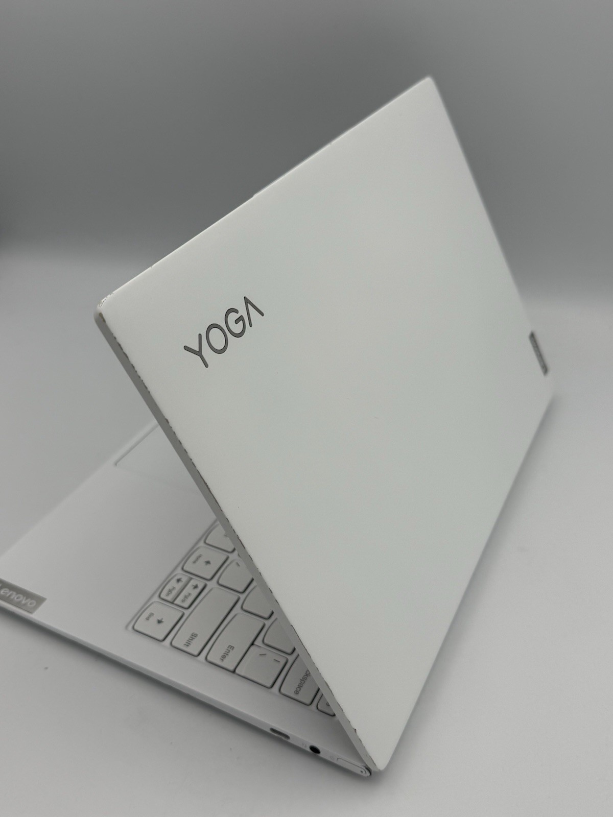 Lenovo Yoga Slim 7i Carbon 13.3” – i5 11th/16GB RAM/512GB (Keyboard Issue) 24C
