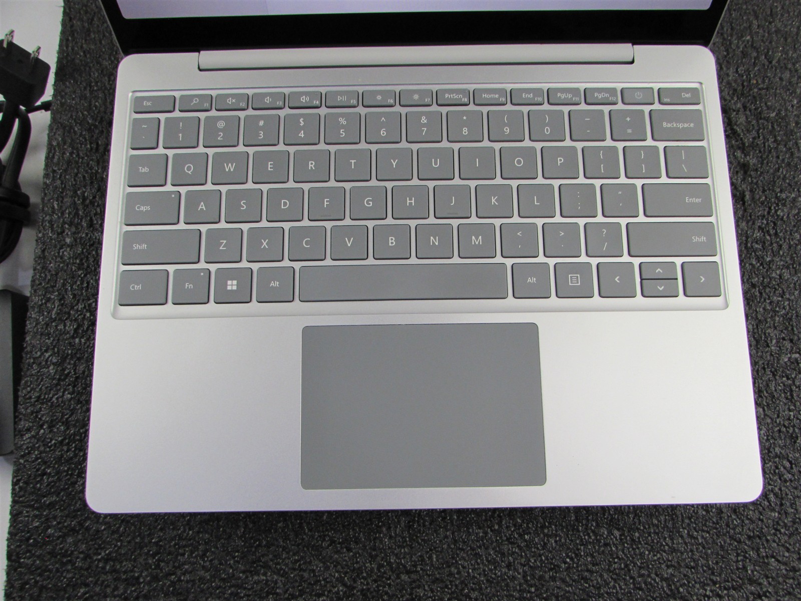 Microsoft Surface Laptop GO 2 12.4″ i5-1135G7 256GB NVMe SSD 16GB RAM Win 11