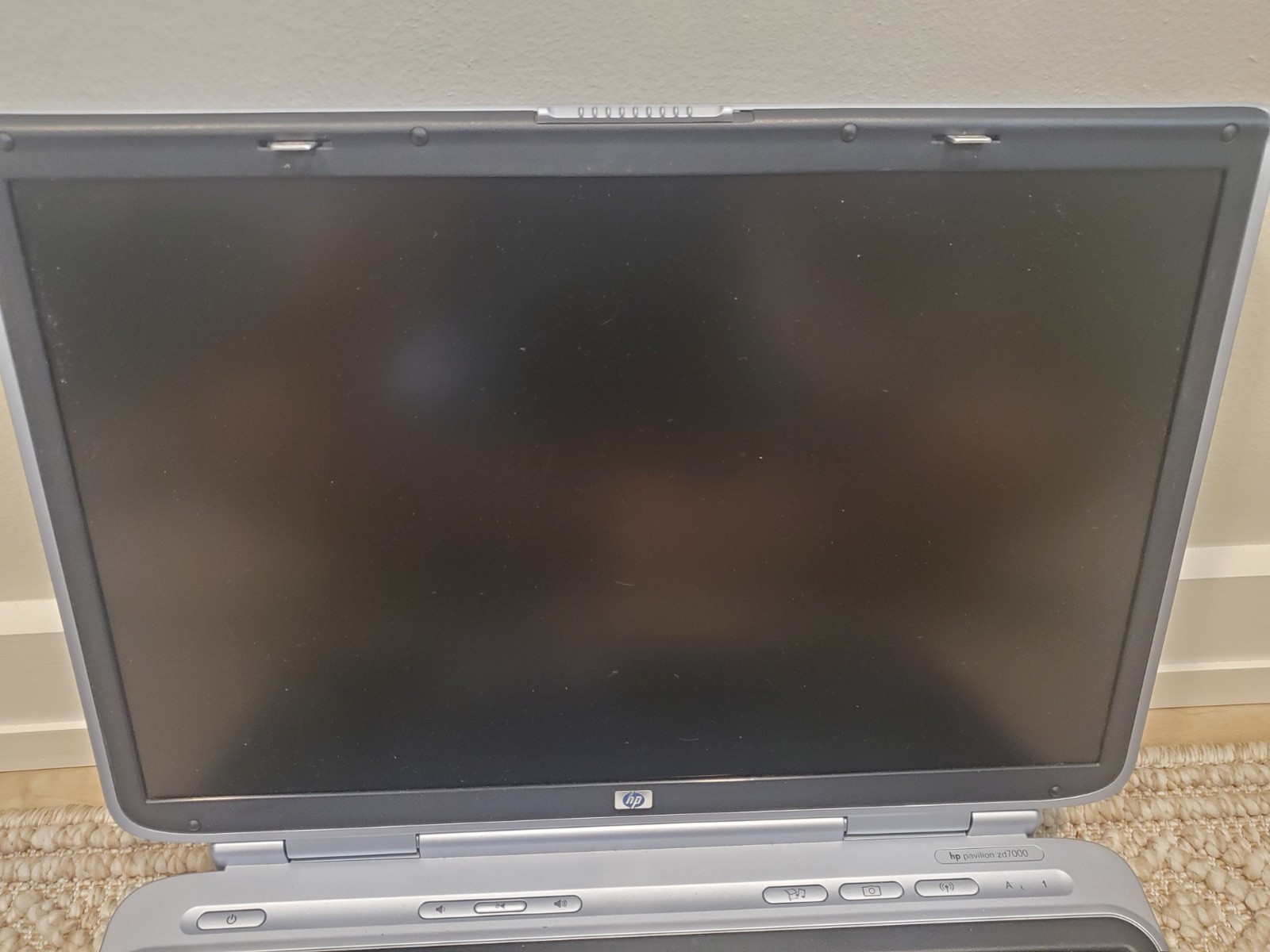 HP Pavilion ZD7000 17in Intel P4 3GHz 512mb 40GB – Powers On – *PARTS OR REPAIR