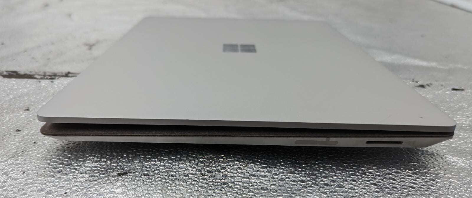 Microsoft Surface Laptop 13.5″ 256GB 8G Intel Core i5 7th Gen. 2.60 GHz *READ*