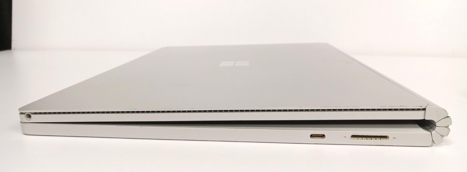Microsoft Surface Book 2 1703 15″ (256GB SSD, i7 8th Gen, 16GB) -FOR PARTS, READ