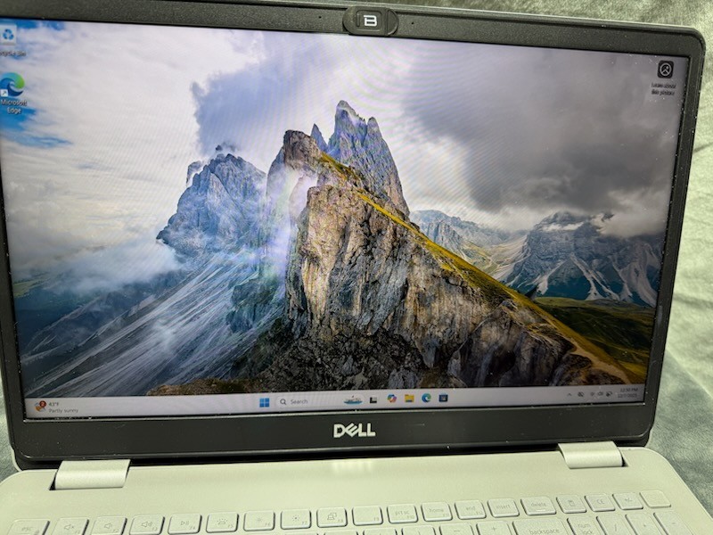 Dell Inspiron 15-5584,i5, 8GB, 256GB. Win11 Pro, Clean Good Battery W/AC Adapter
