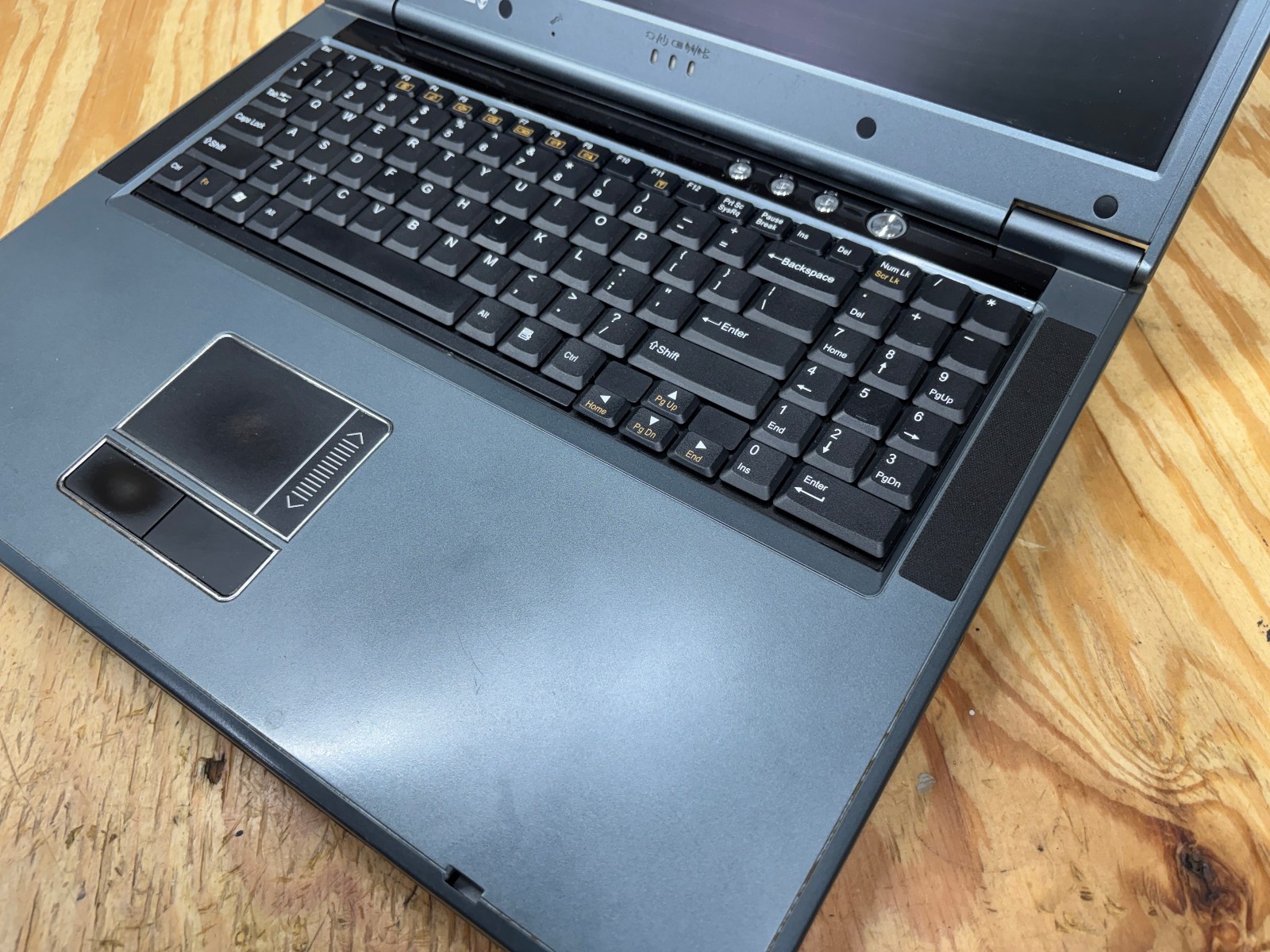 Alienware Area-51 m7700 Clevo D900T 17″ P4 3.4GHz Powers On No Display AS-IS