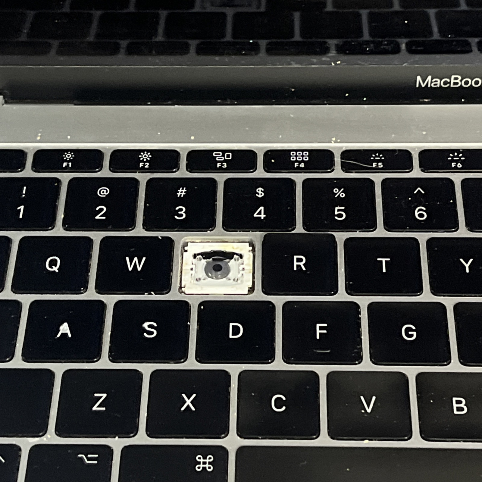 APPLE MACBOOK PRO 13″ MID-2017 CORE I5-7360U 2.3GHZ 8GB RAM NO HD .