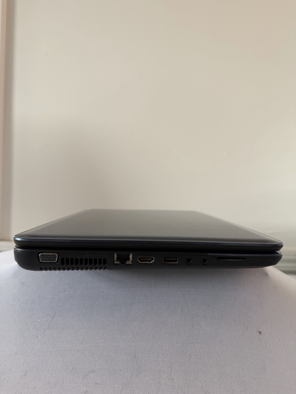 HP Notebook 2000 Laptop – Good Screen – AMD E-300 – RAM 4 GB – Read Des