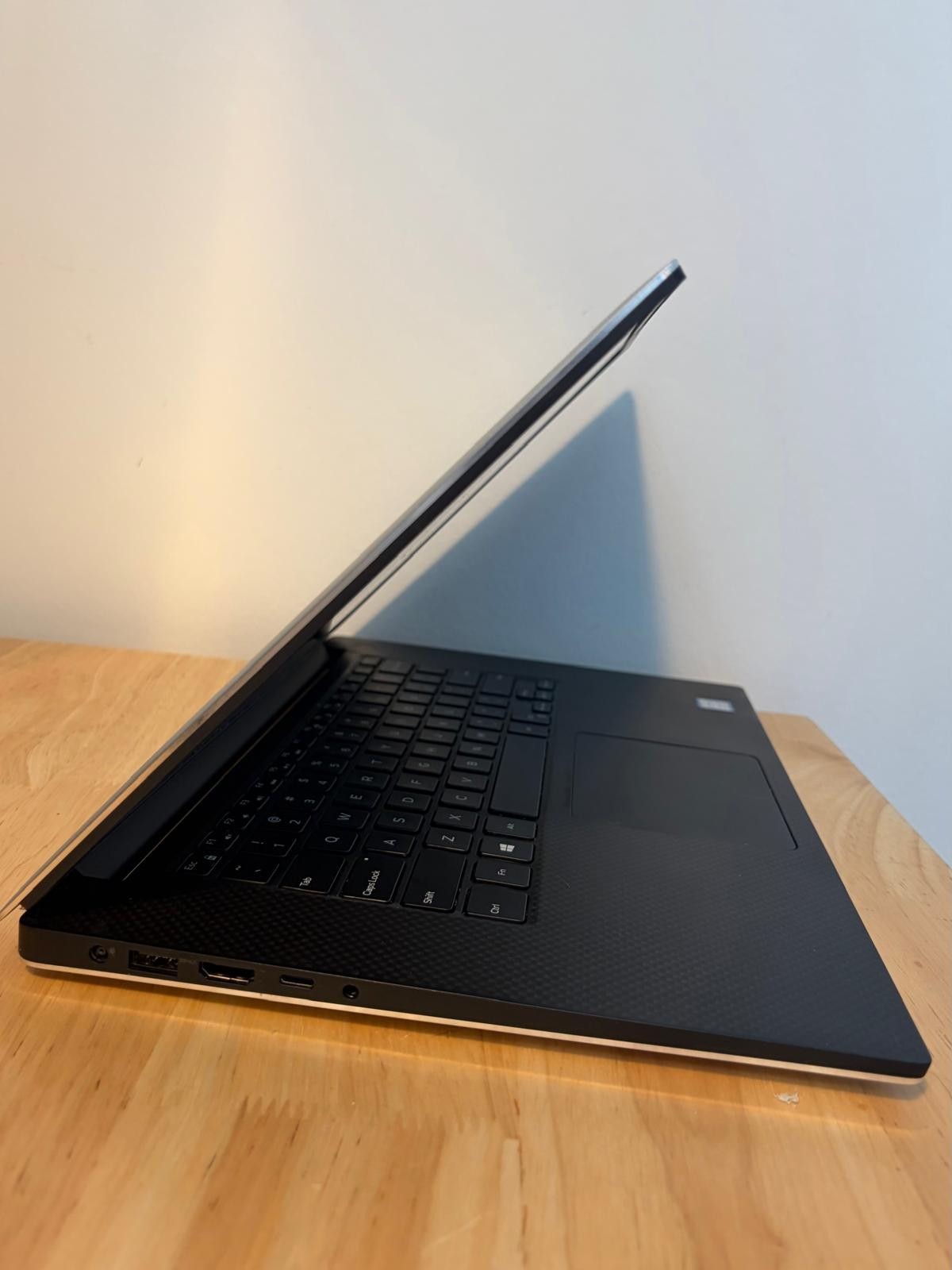 Dell XPS 15 7590 15.6 Intel I7-9750h NVIDIA GTX 1650 1TB SSD 32GB RAM
