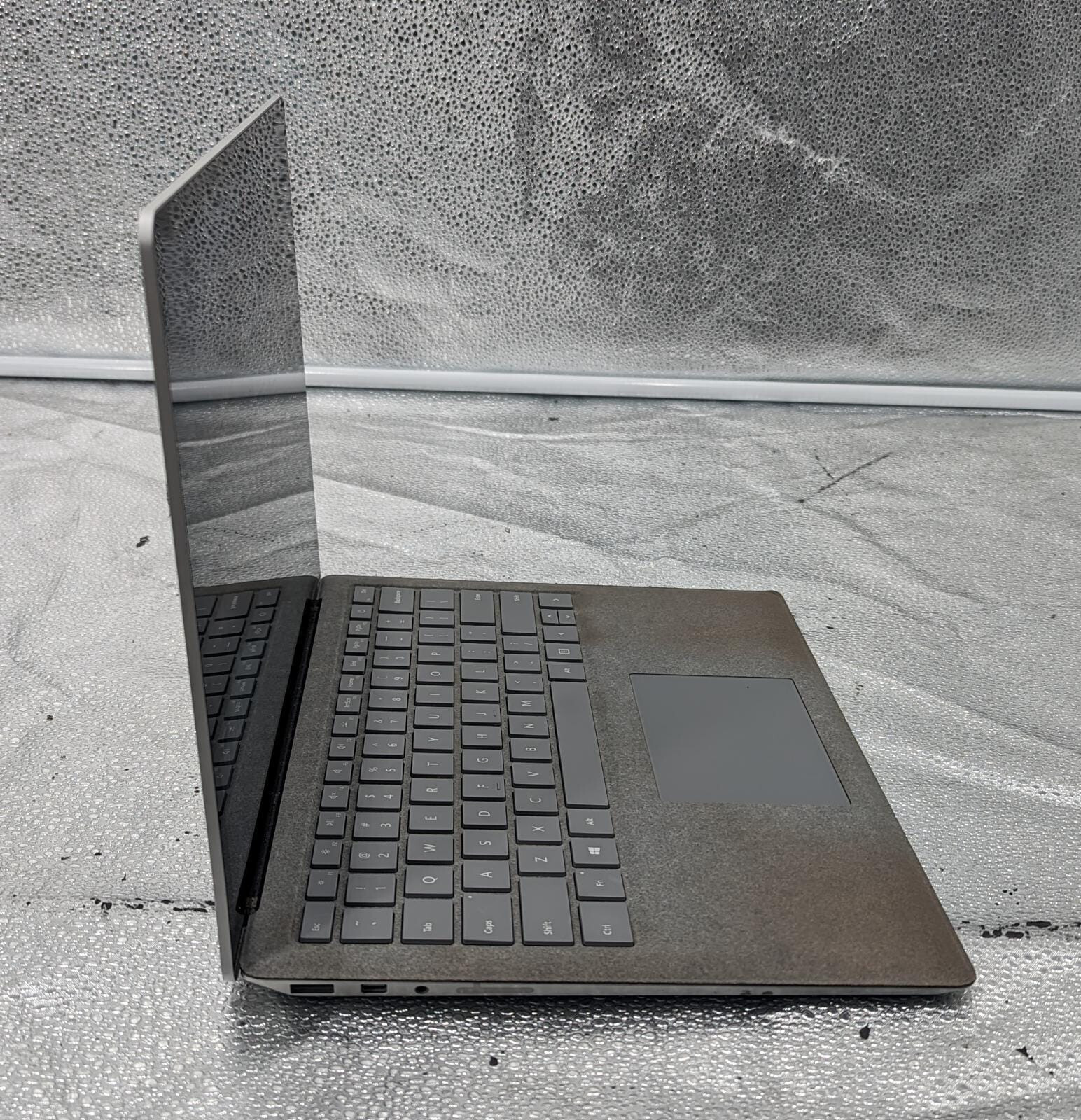 Microsoft Surface Laptop 13.5″ 256GB 8G Intel Core i5 7th Gen. 2.60 GHz *READ*