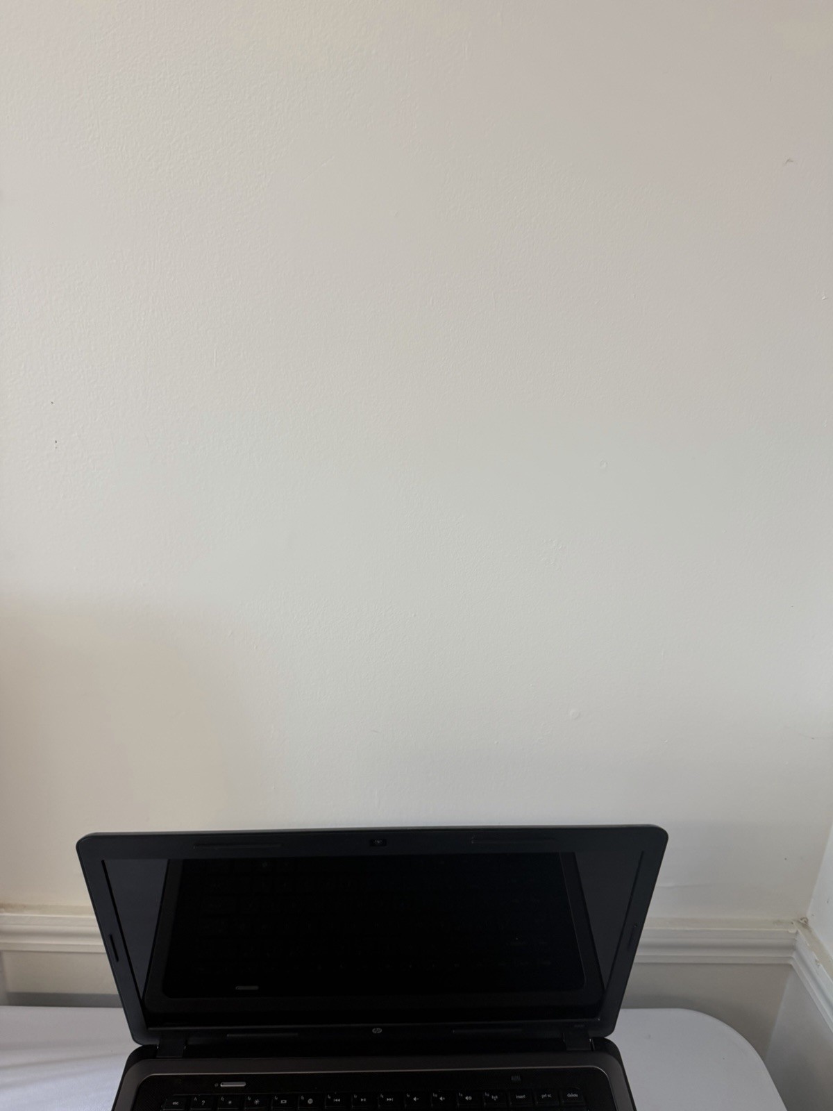 HP Notebook 2000-369wm Laptop – Good Screen – AMD E-450 – RAM 4 GB – Read Des