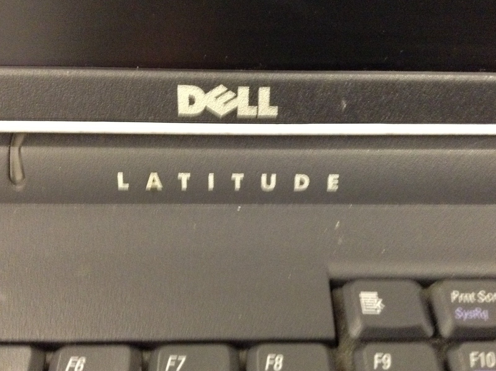 Dell Latitude C840 Pentium 4M 15″ Laptop 2.0GHz 512MB CD-RW Floppy, No HD, WORKS
