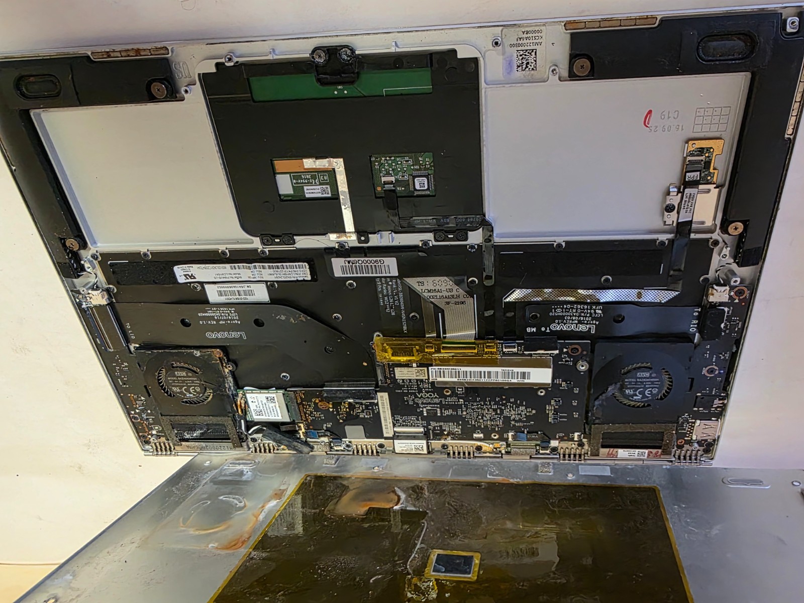 LENOVO YOGA 910 i7 7th, No Power, water damaged – No HDD, Good Screen