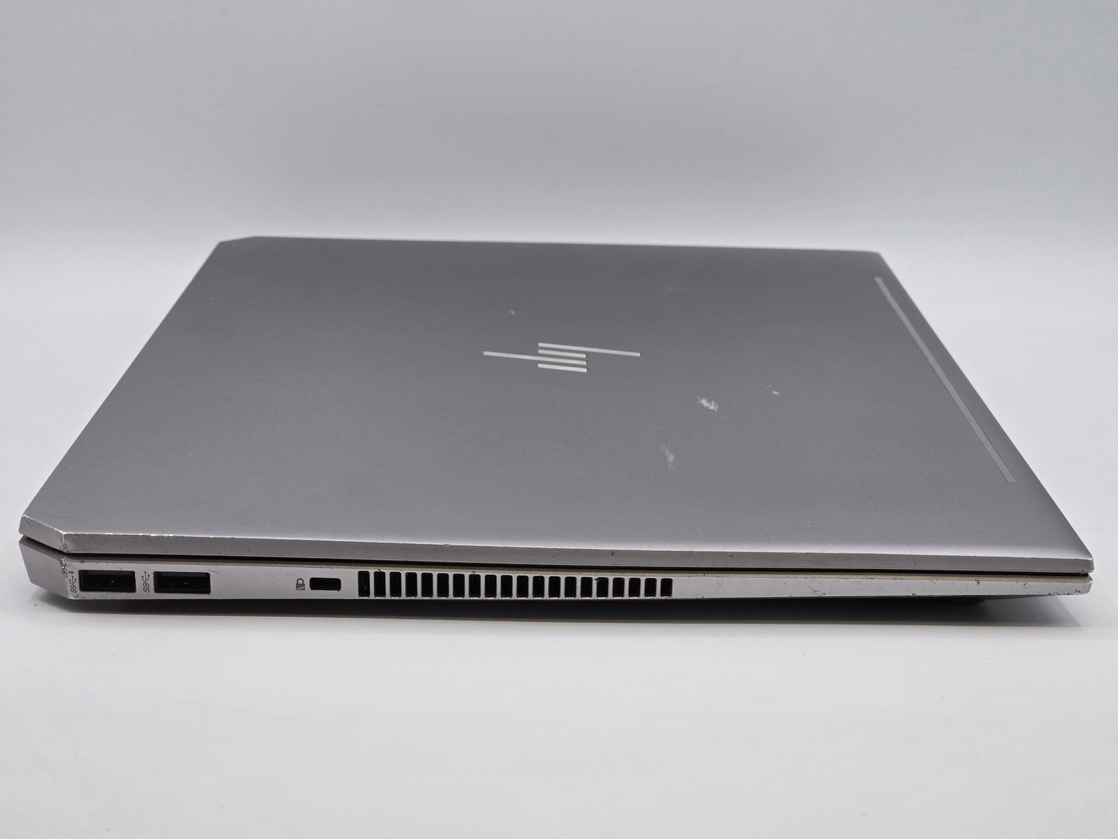 HP ZBook Studio G5 15″ FHD XEON E-2176M 1TB SSD 16GB W11P Quadro P1000 120Hz