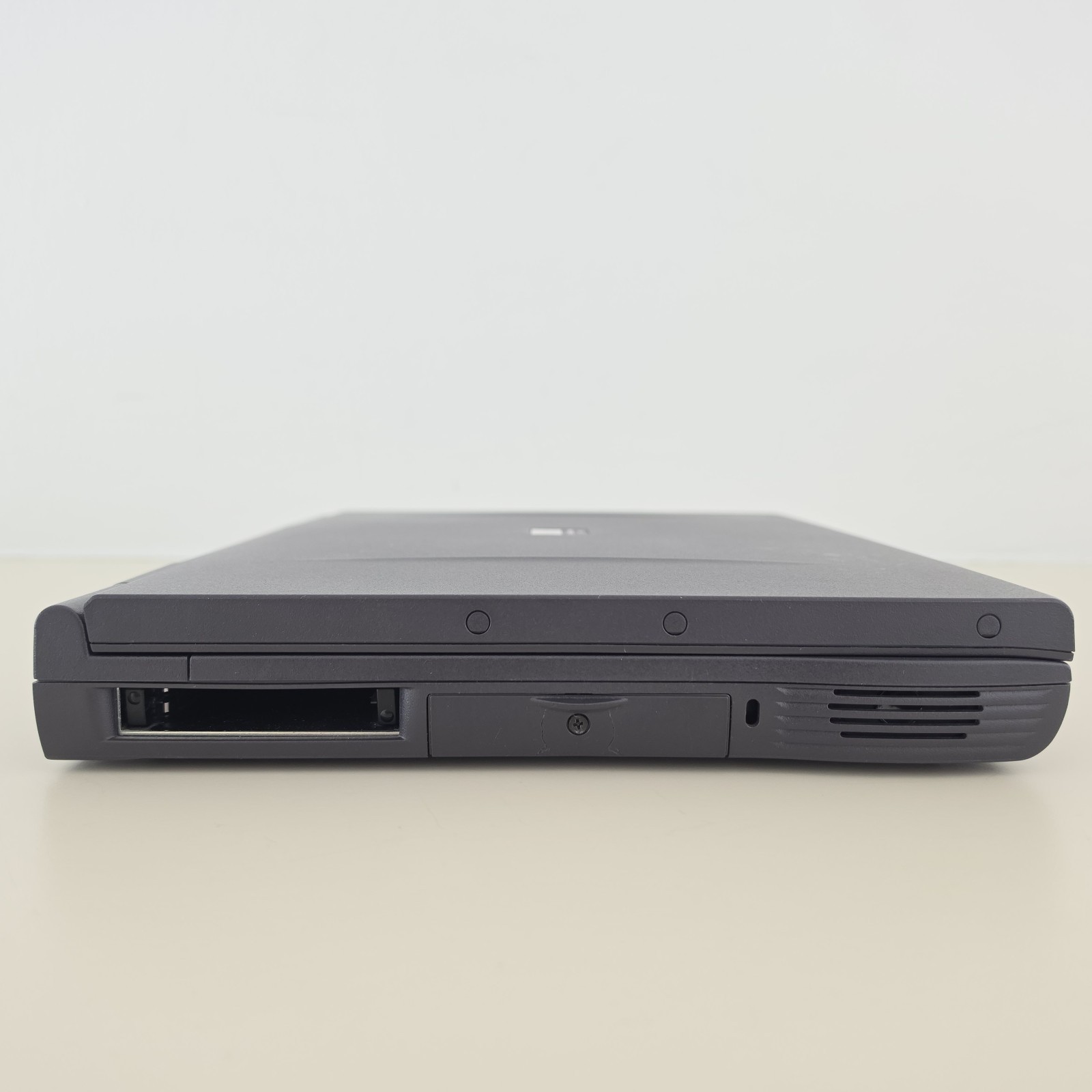 RETRO 14.1″ VINTAGE DELL Latitude CPt C4000GT Laptop – 64MB RAM – 4.86GB HDD