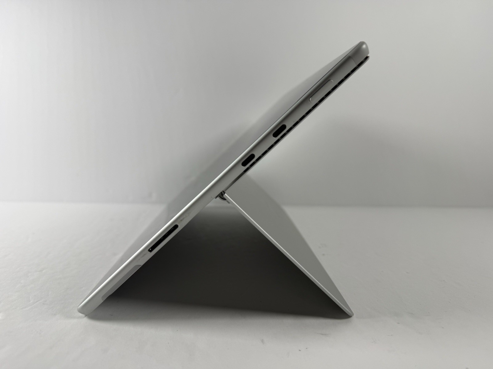 Microsoft Surface Pro 8 (1982) i5-1145G7 – 16GB RAM – 256GB 120Hz – Win 11 Pro