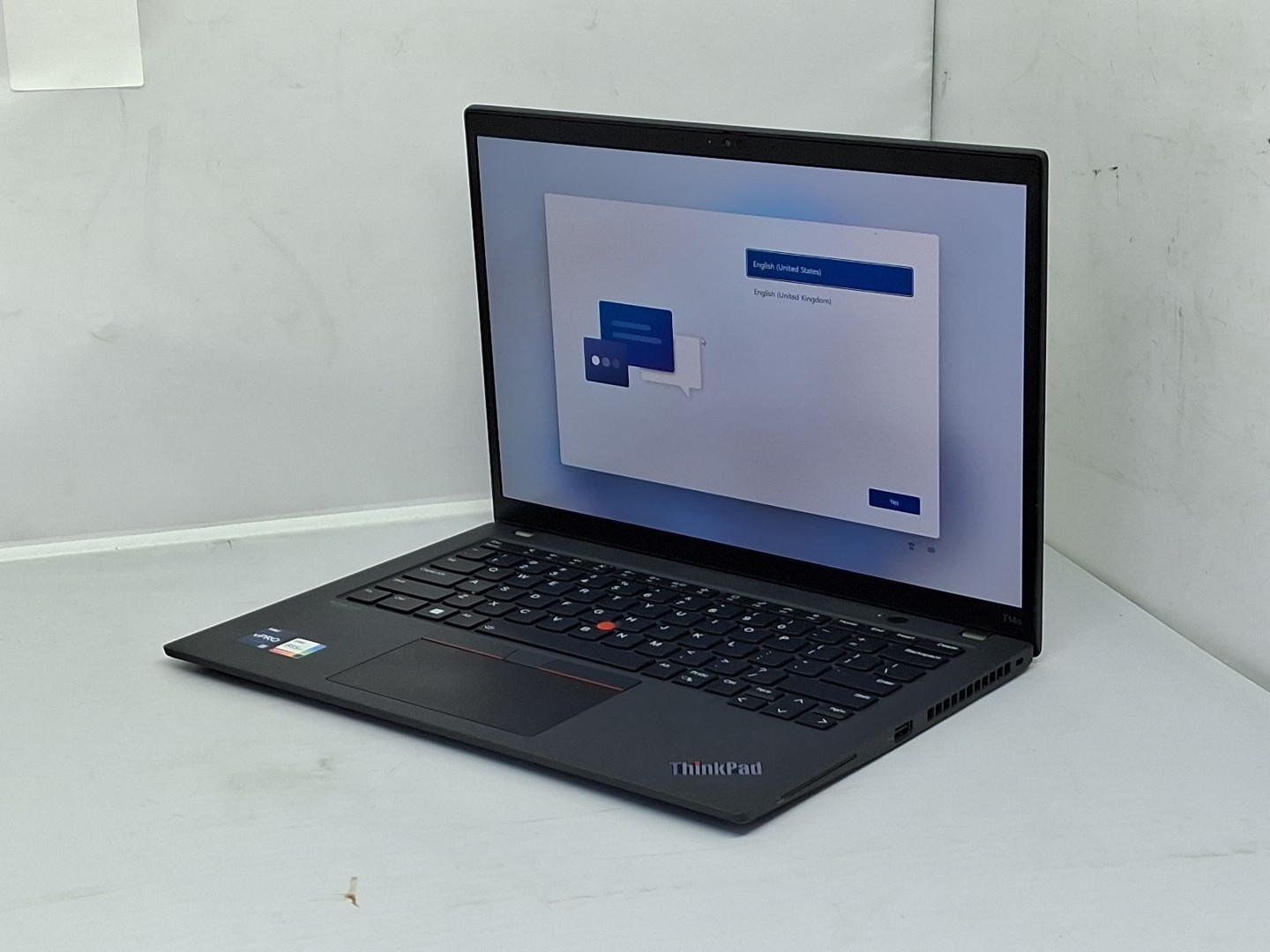 Lenovo ThinkPad T14s Gen 3 – i7-1270P – 16GB, 512GB, Windows 11 – tiny scratch