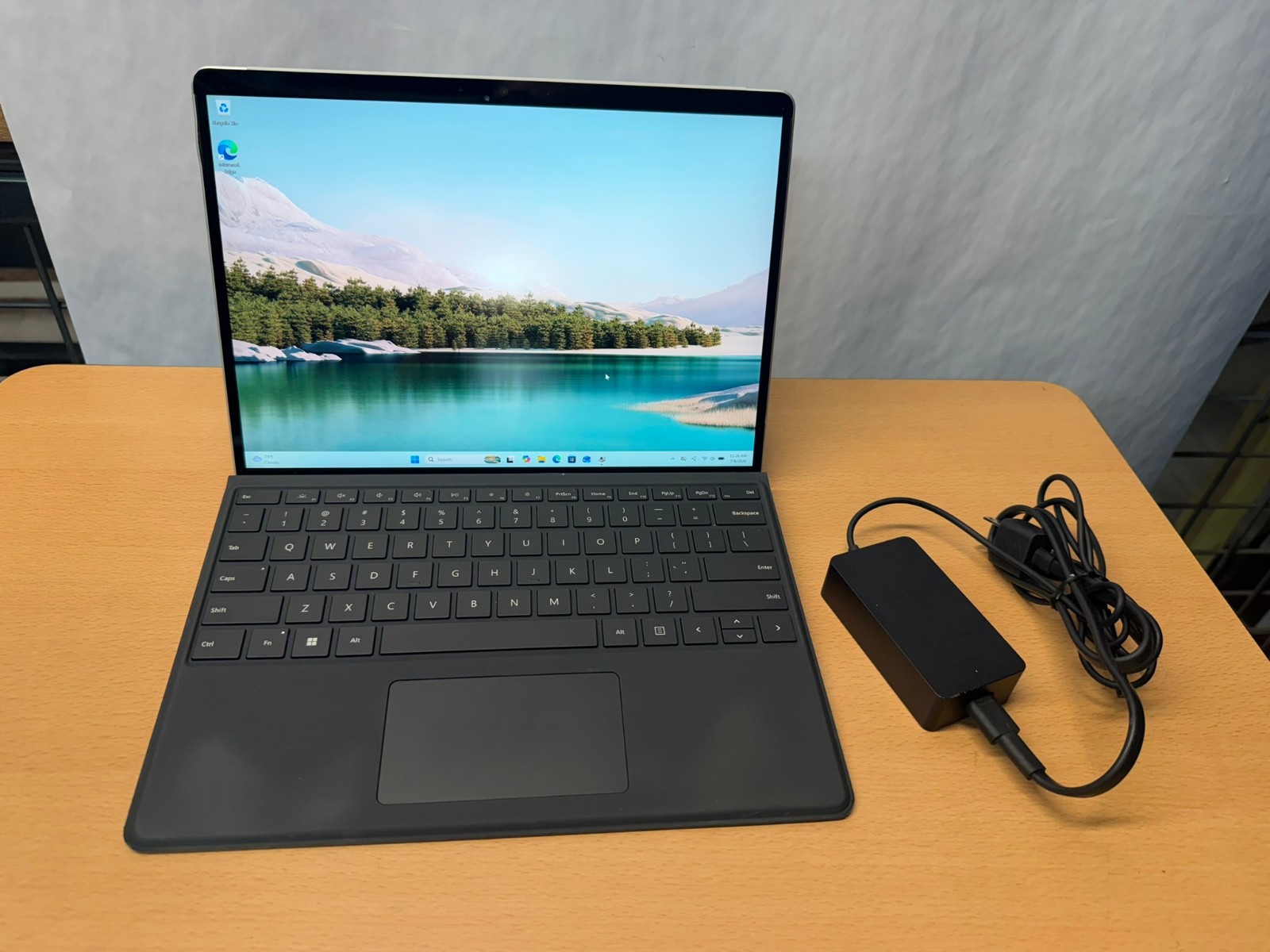 Microsoft Surface Pro 8 i5-1135G7 8GB 128GB SSD Win11 Reset Read