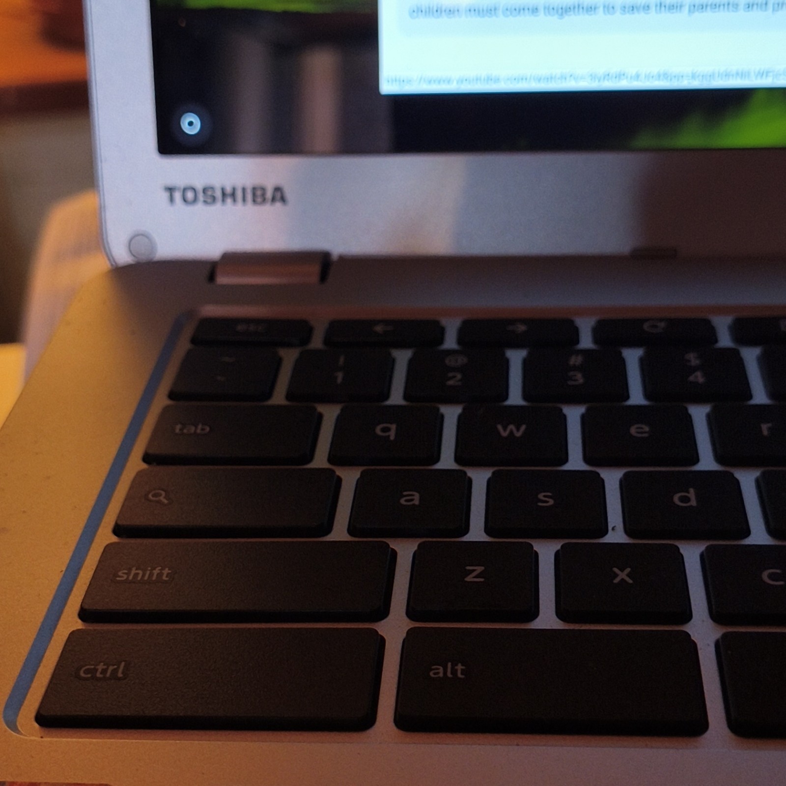 Toshiba Chromebook Intel Celeron 13″ SSD Silver Chrome OS USB HDMI Webcam Wi-Fi