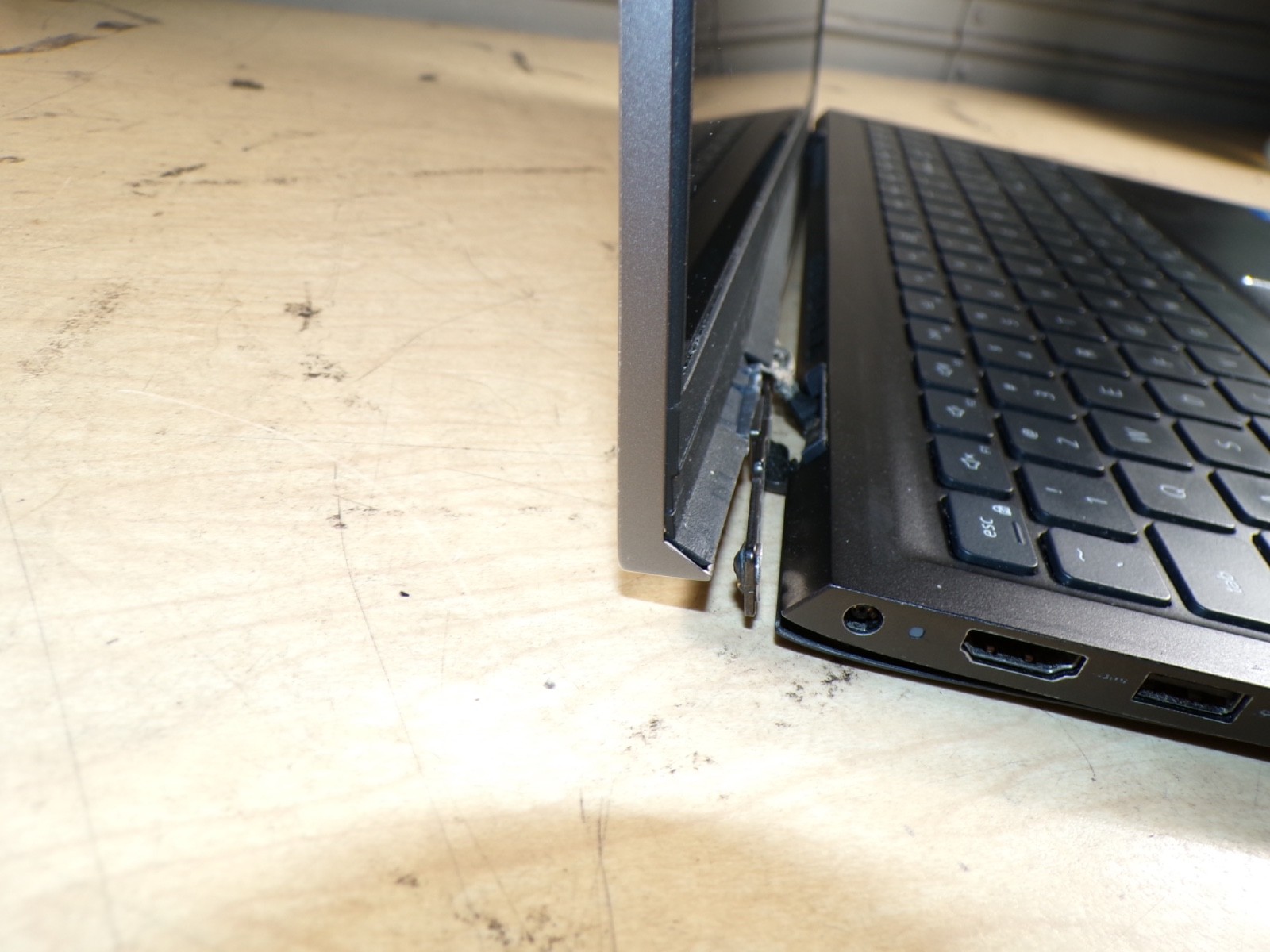 DELL VOSTRO I5 5510 INTEL CORE I5-11320H 8GB RAM **BR0KEN HINGE/ POWER ON BOOT