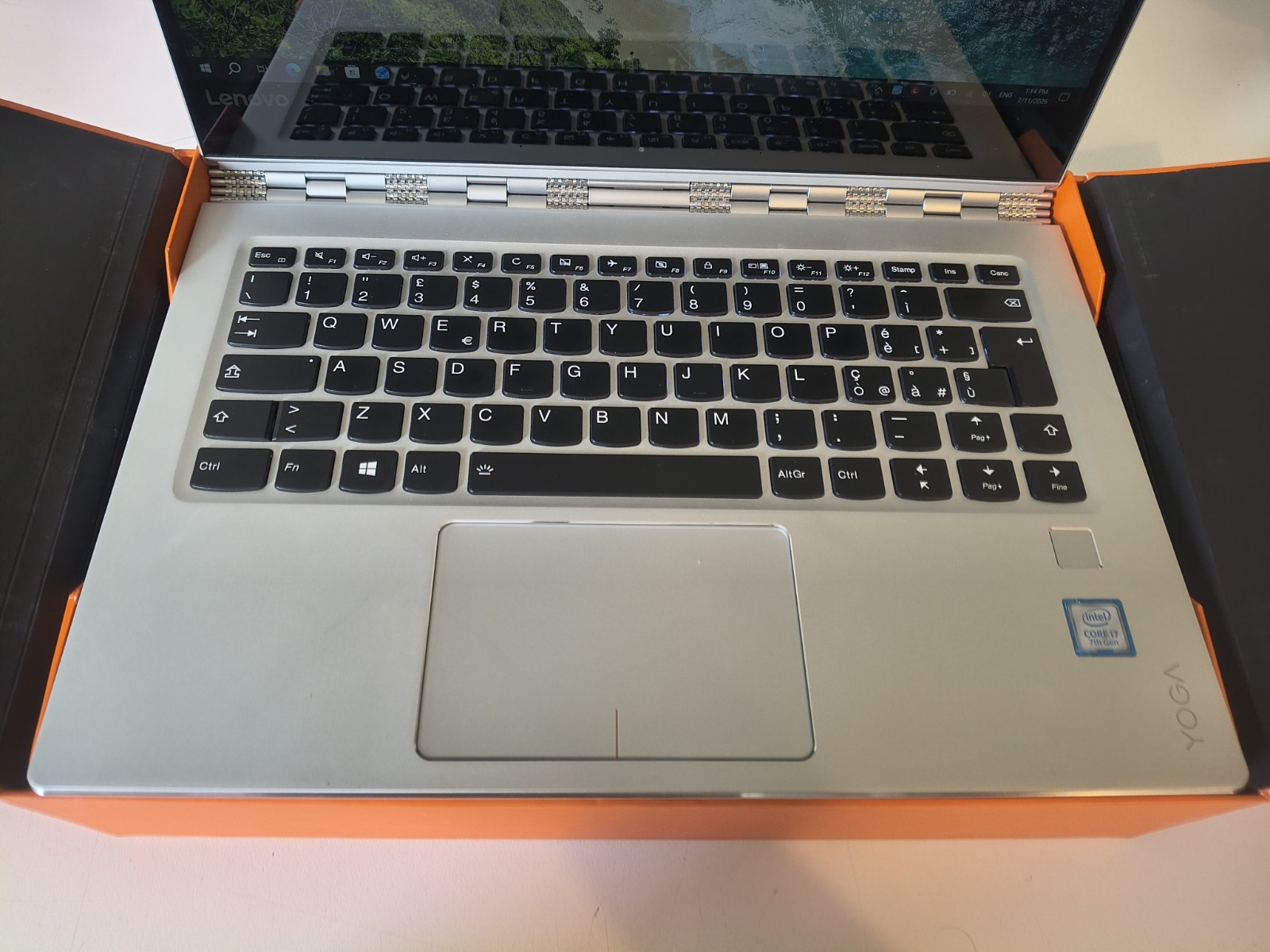 Yoga 910 convertible i7 7th 512G with 30 cycle count upto 15 hrs & No scratches