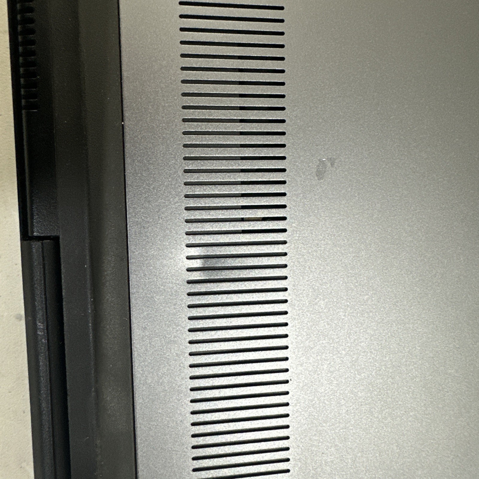 Dell Vostro 7590 I5 9300H 2.40GHz, 8GB RAM, GTX 1050, No SSD/Battery