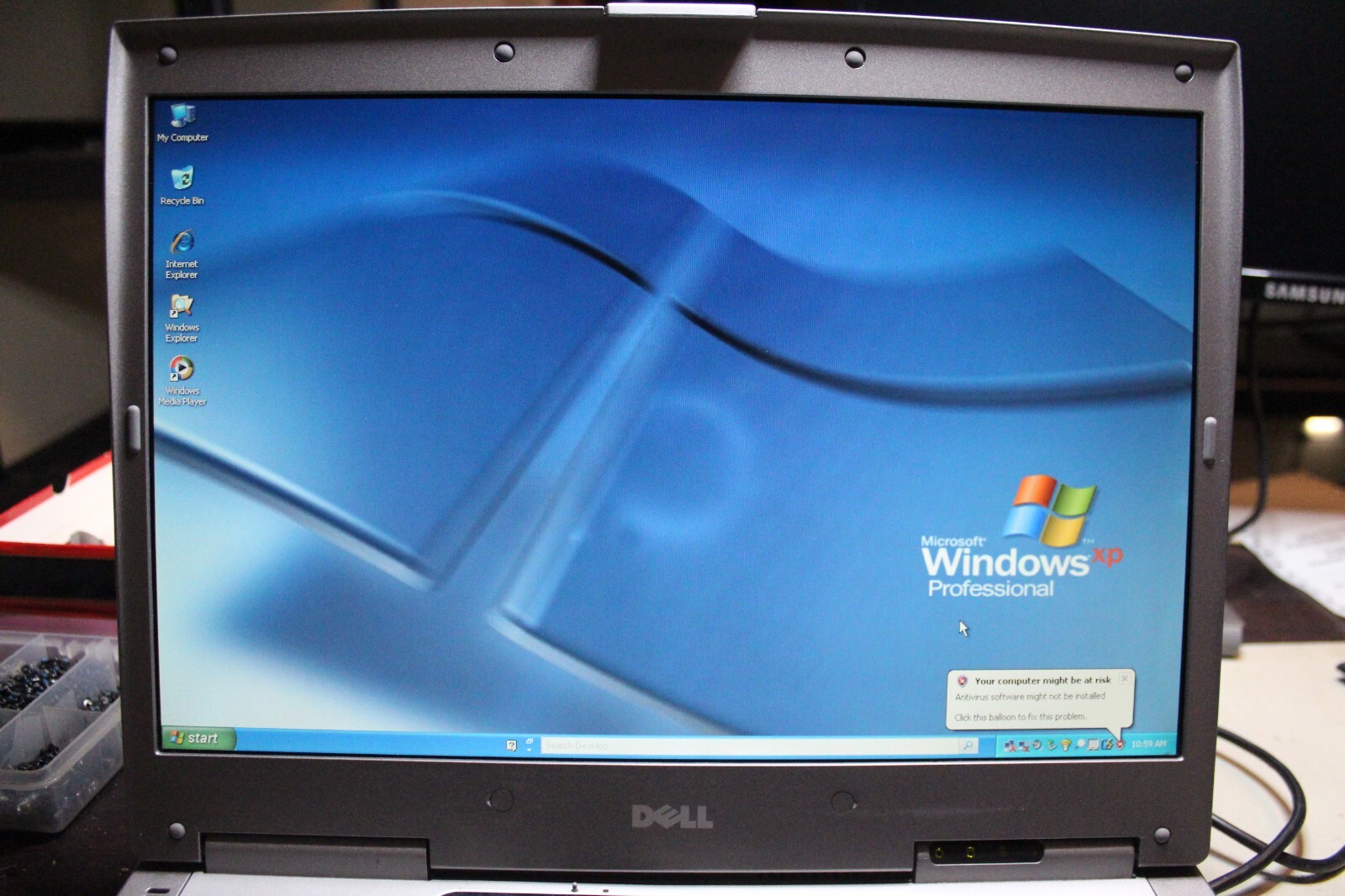 Dell D800 (1.40GHz/1GB/60GB/CDRW-DVD) WXGA Win XP PRO – SERIAL & PARALLEL Ports