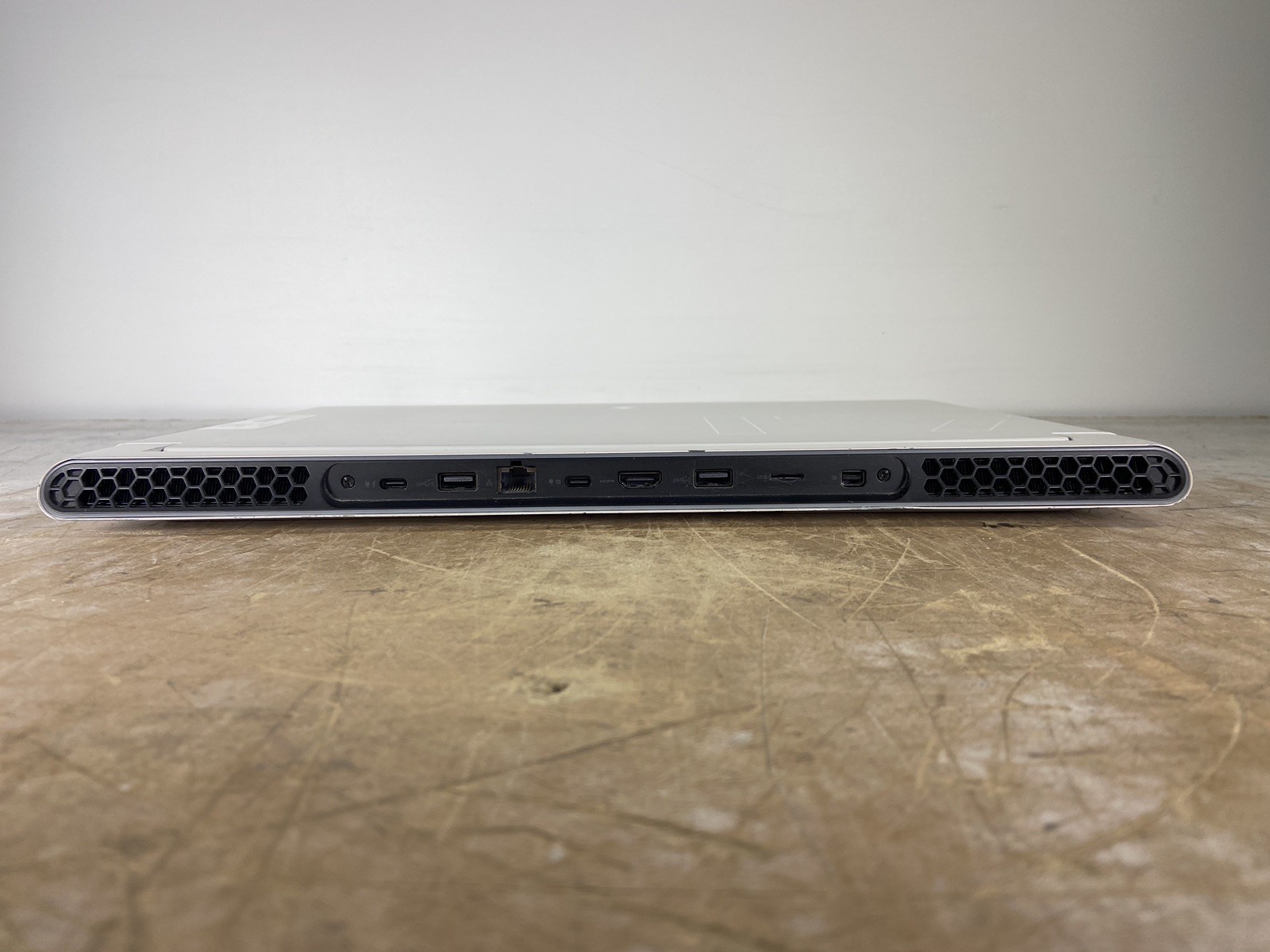 DELL ALIENWARE X17 R1 i7-11800H @ 2.30GHz, 8GB RAM, NO HDD/OS – (FOR PARTS)