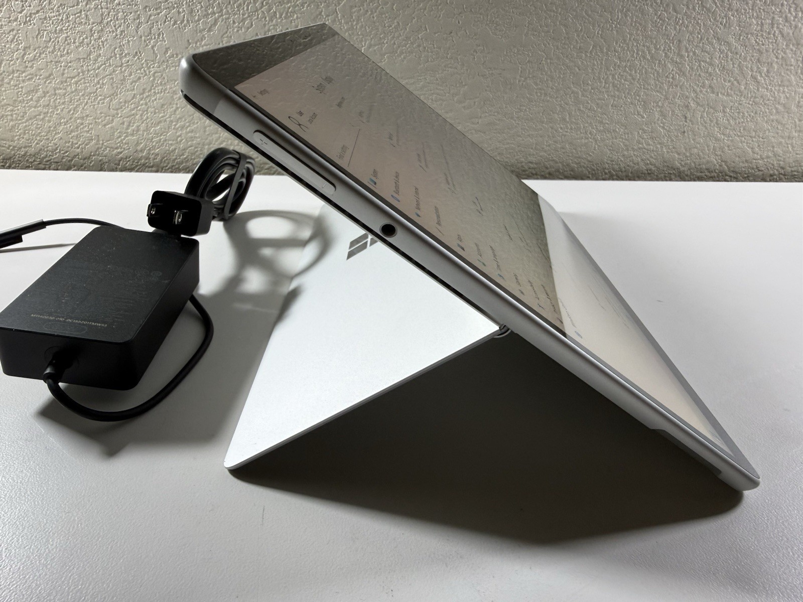 Microsoft Surface Pro 8 (1982) i5-1145G7 – 16GB RAM – 256GB 120Hz – Win 11 Pro