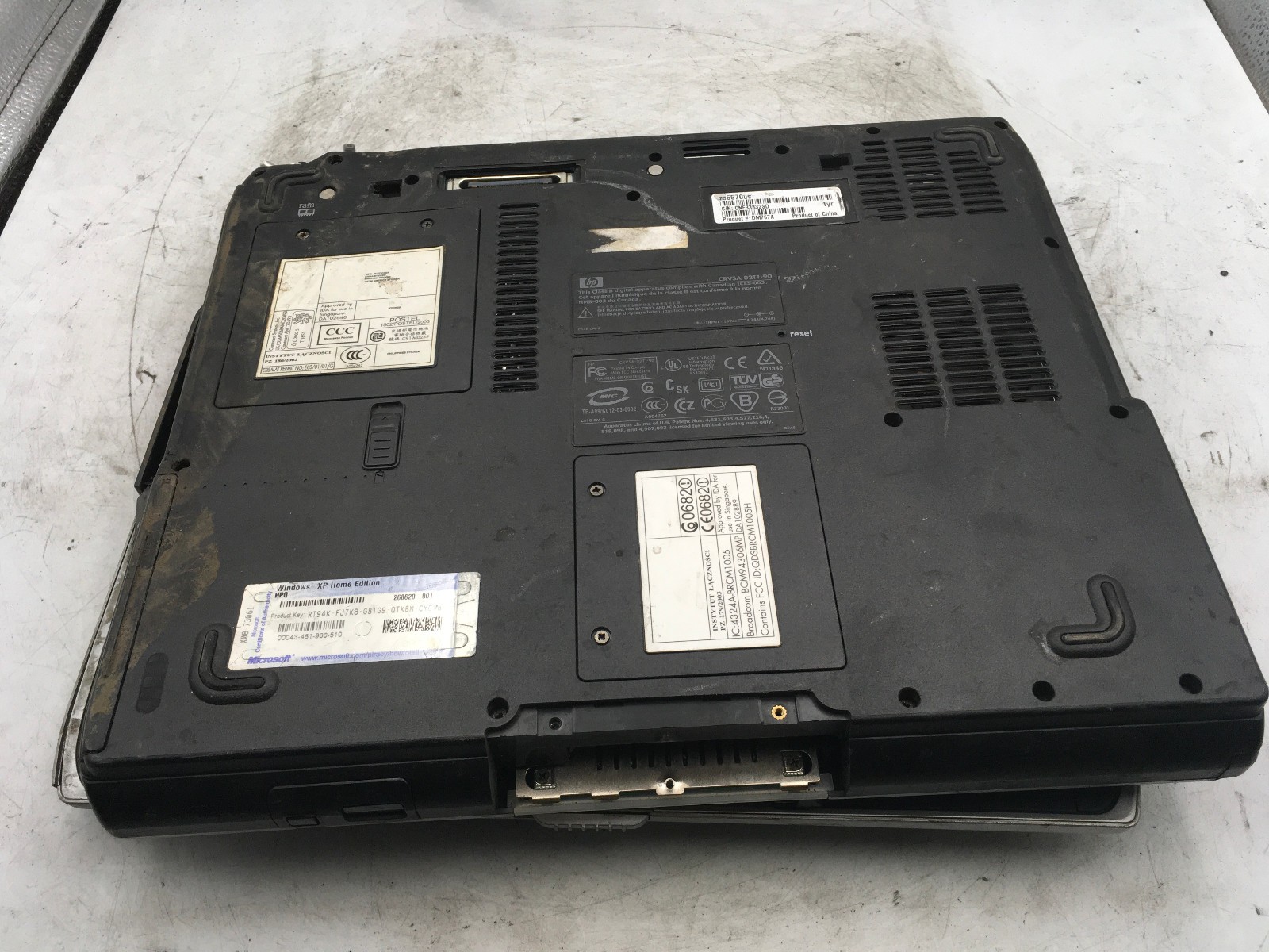 HP PAVILION ZE5500 – FOR PARTS – DAMAGED CASE – INTEL PENTIUM 4 – NO RAM-READ-BB