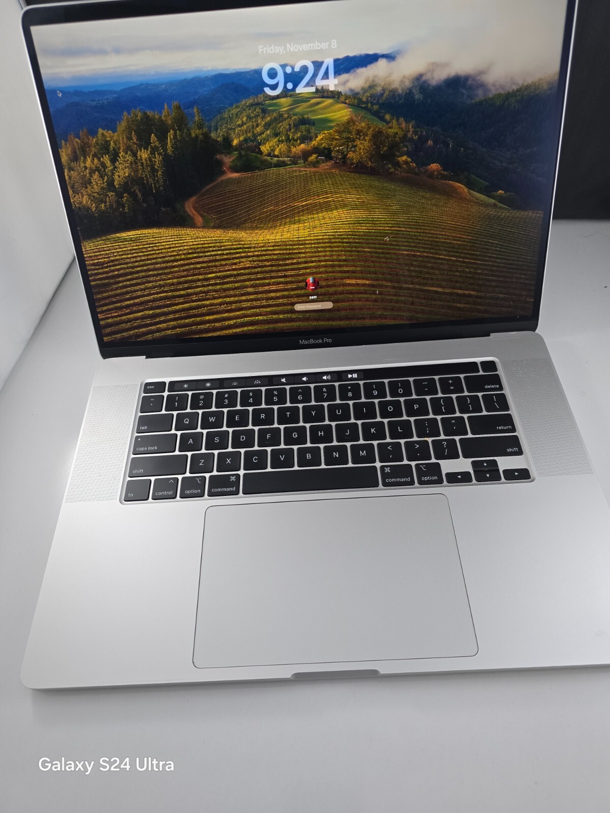 Apple MacBook Pro 16 Inches Silver 2019 i7-9750H 16GB 512GB Cycle count 237