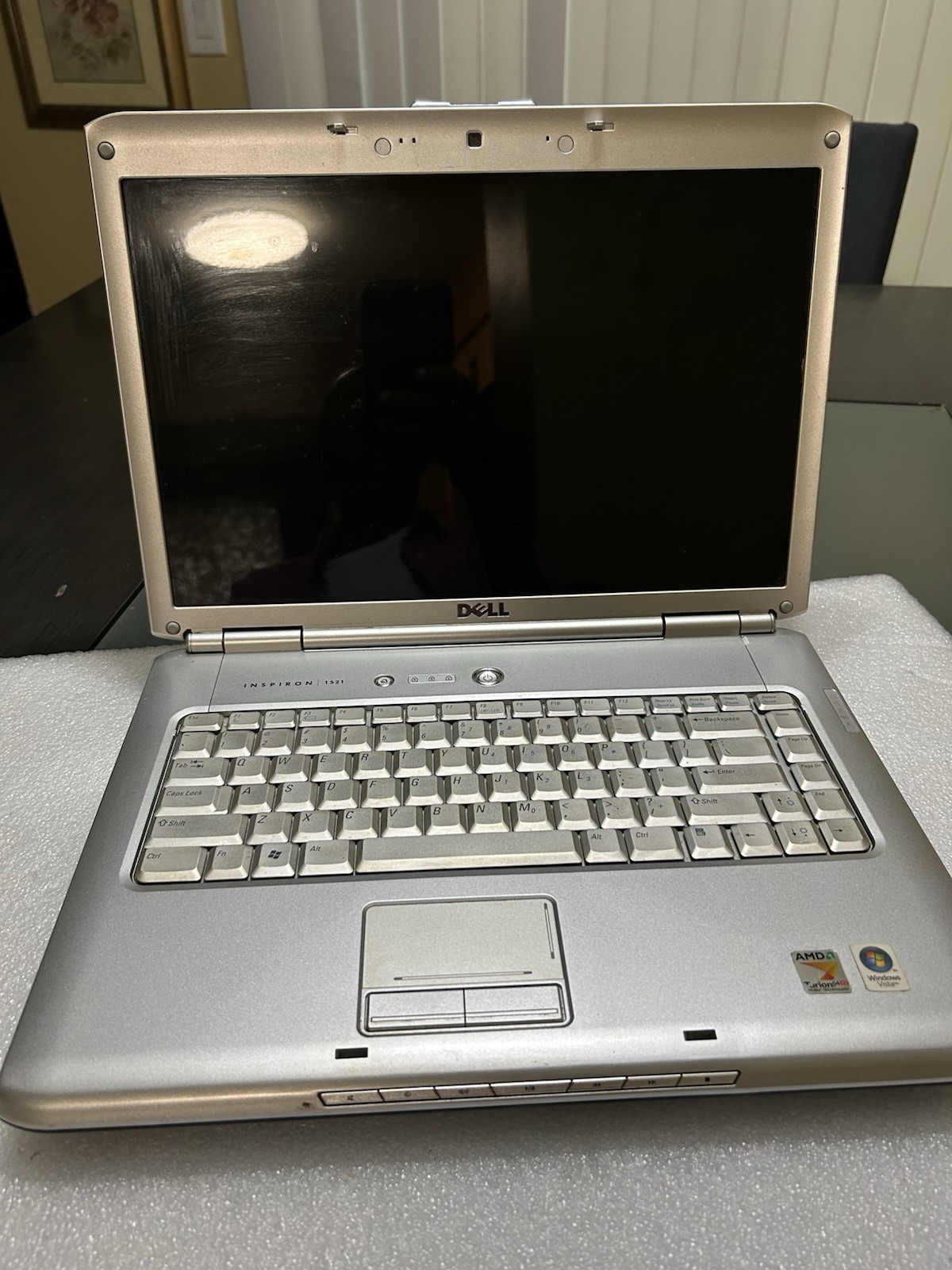 Dell Inspiron 1521 AMD Turion 64 X 512 Mb 1.60 GHz 80GB HDD -No Power Adapter