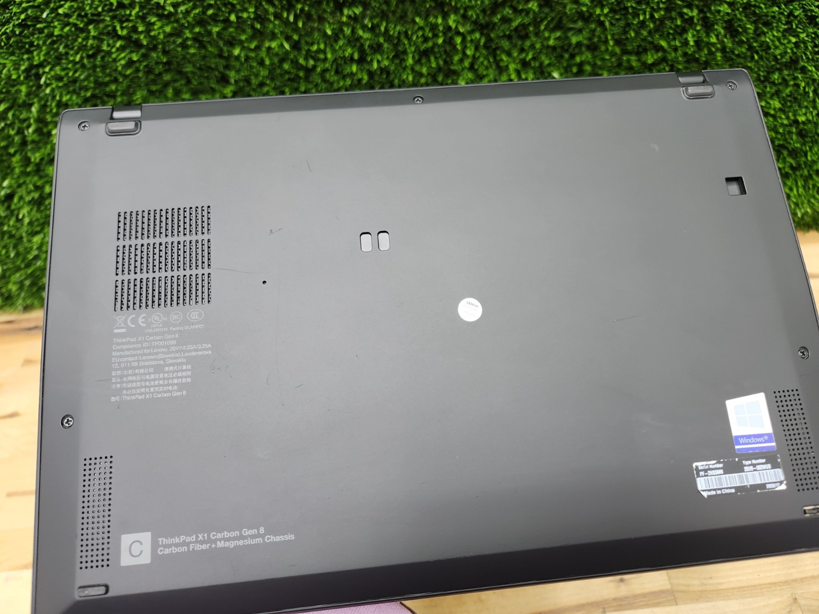 Lenovo ThinkPad X1 Carbon Gen 8 14″ QHD i7-10610U 16GB 256GB SSD Windows 11 Pro~